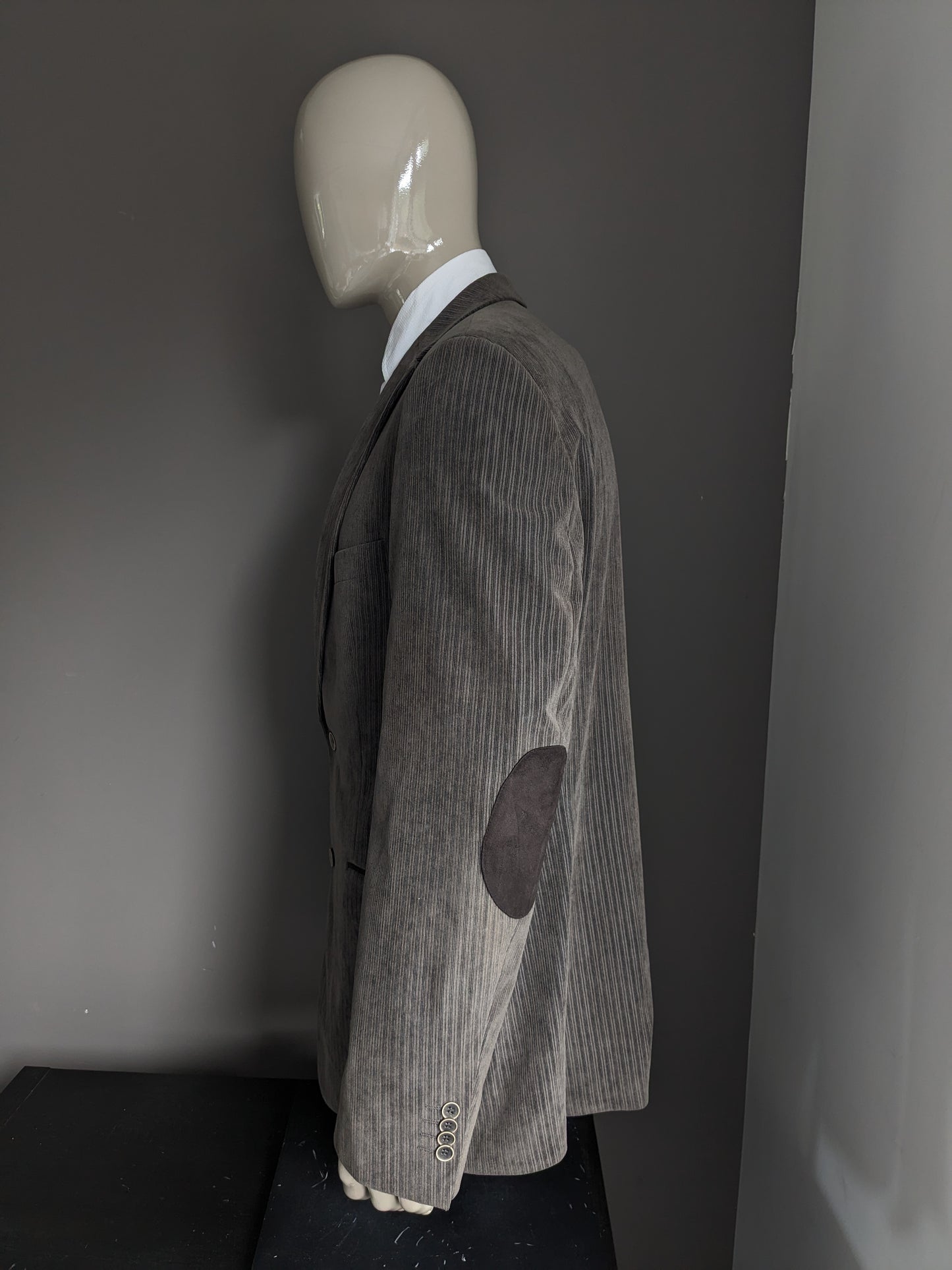 Bogart Rippenjacke mit Ellbogenflecken. Schöne Rippe. Graubraun gefärbt. Größe 106 (53 / l)