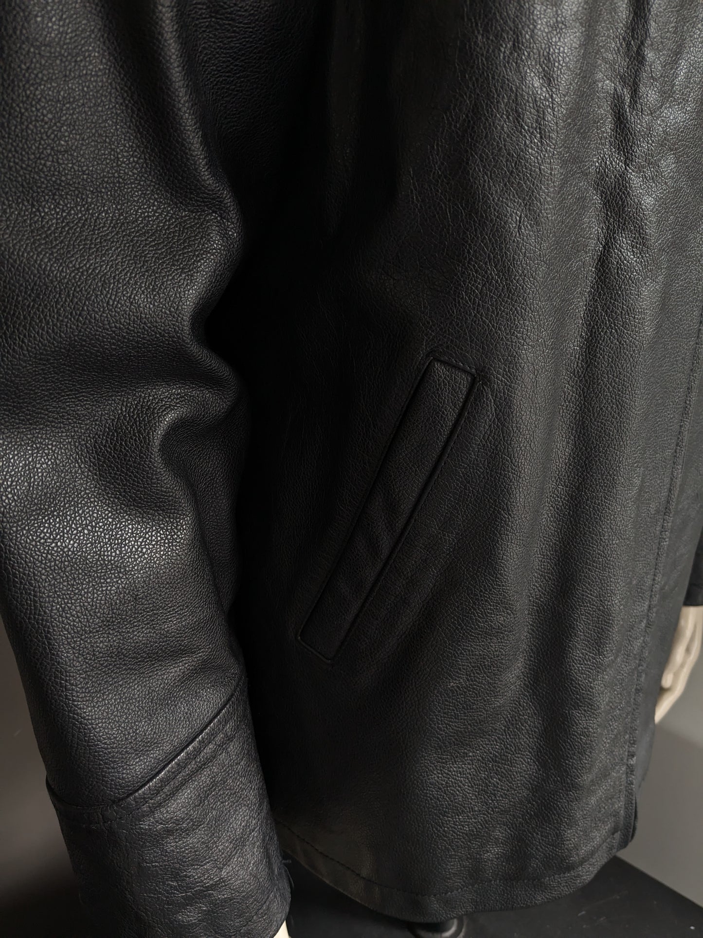 Giacca / giacca in pelle di rivoluzione. Colorato nero. Taglia L.