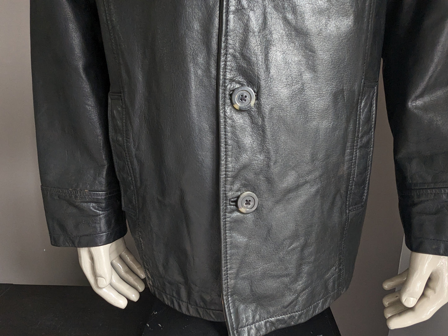 Chaqueta / chaqueta de cuero con botones. Color negro. Tamaño xl.