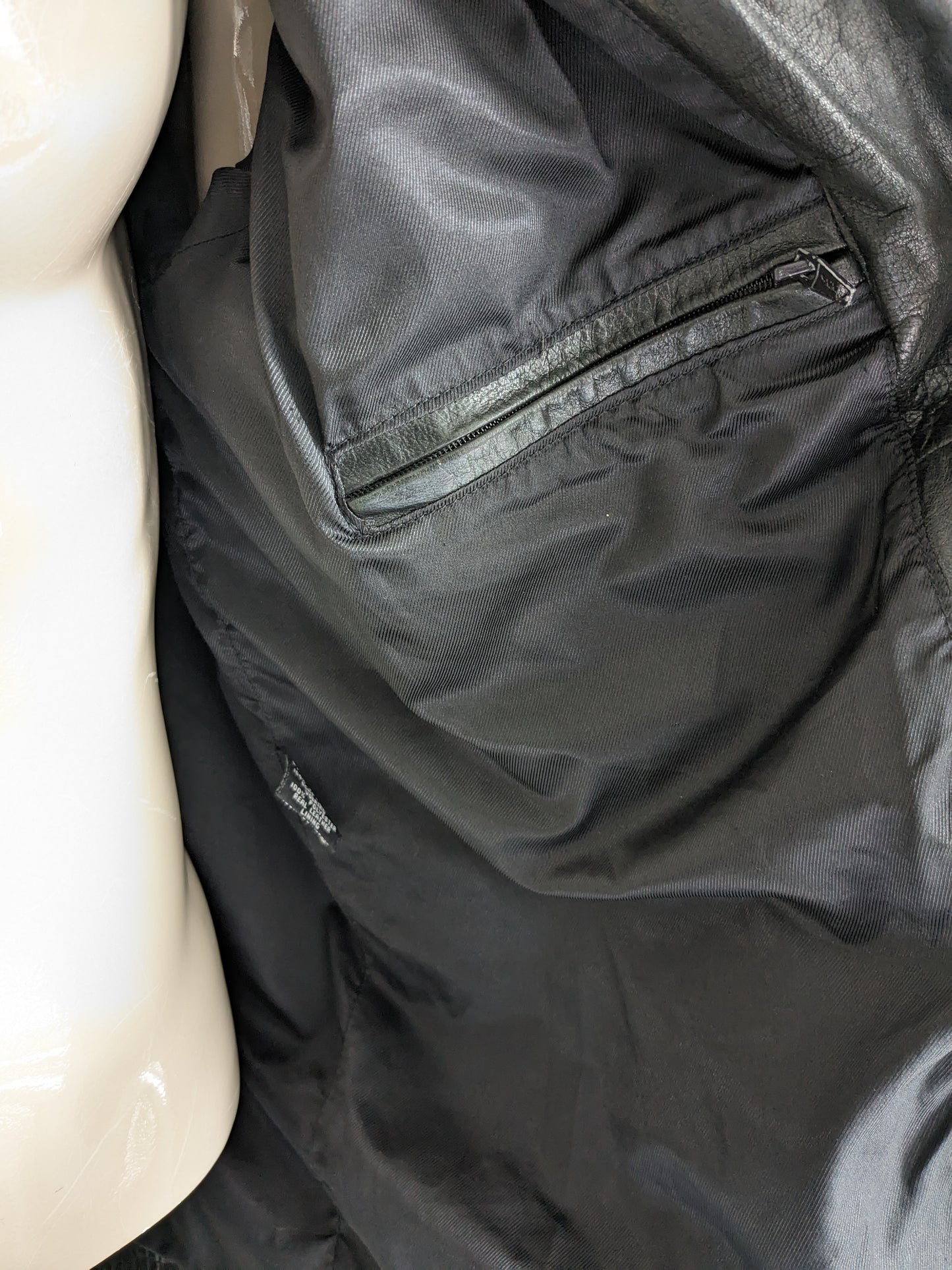 Giacca / giacca di pelle con bottoni. Colorato nero. Taglia XL.