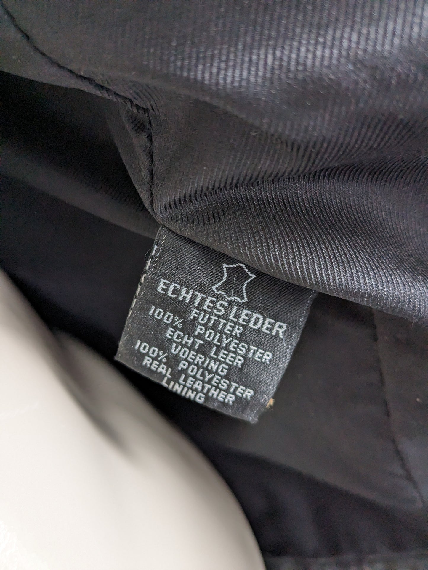 Giacca / giacca di pelle con bottoni. Colorato nero. Taglia XL.