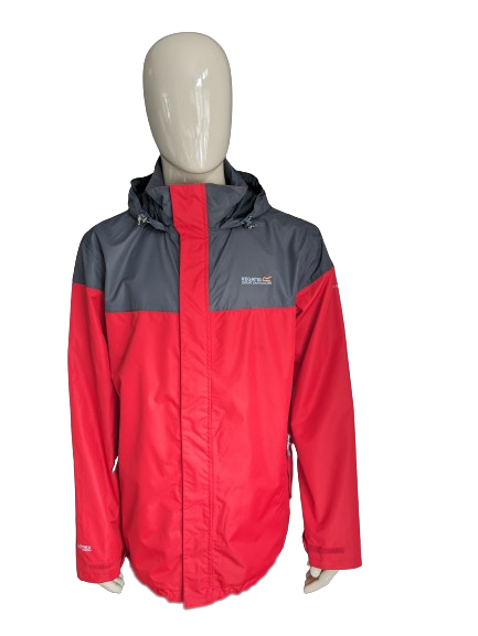 Veste d'extérieur Regatta avec capuche. De couleur rouge gris. Taille XL.