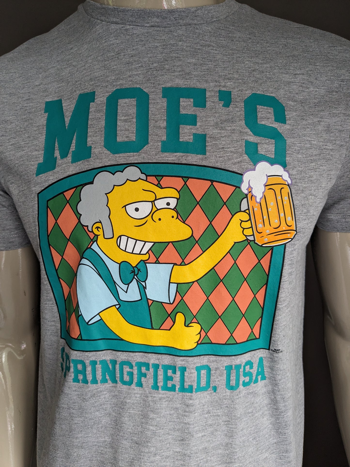 The Simpson's original 80's shirt. Grijs gemêleerd met Moe's opdruk. Maat L.
