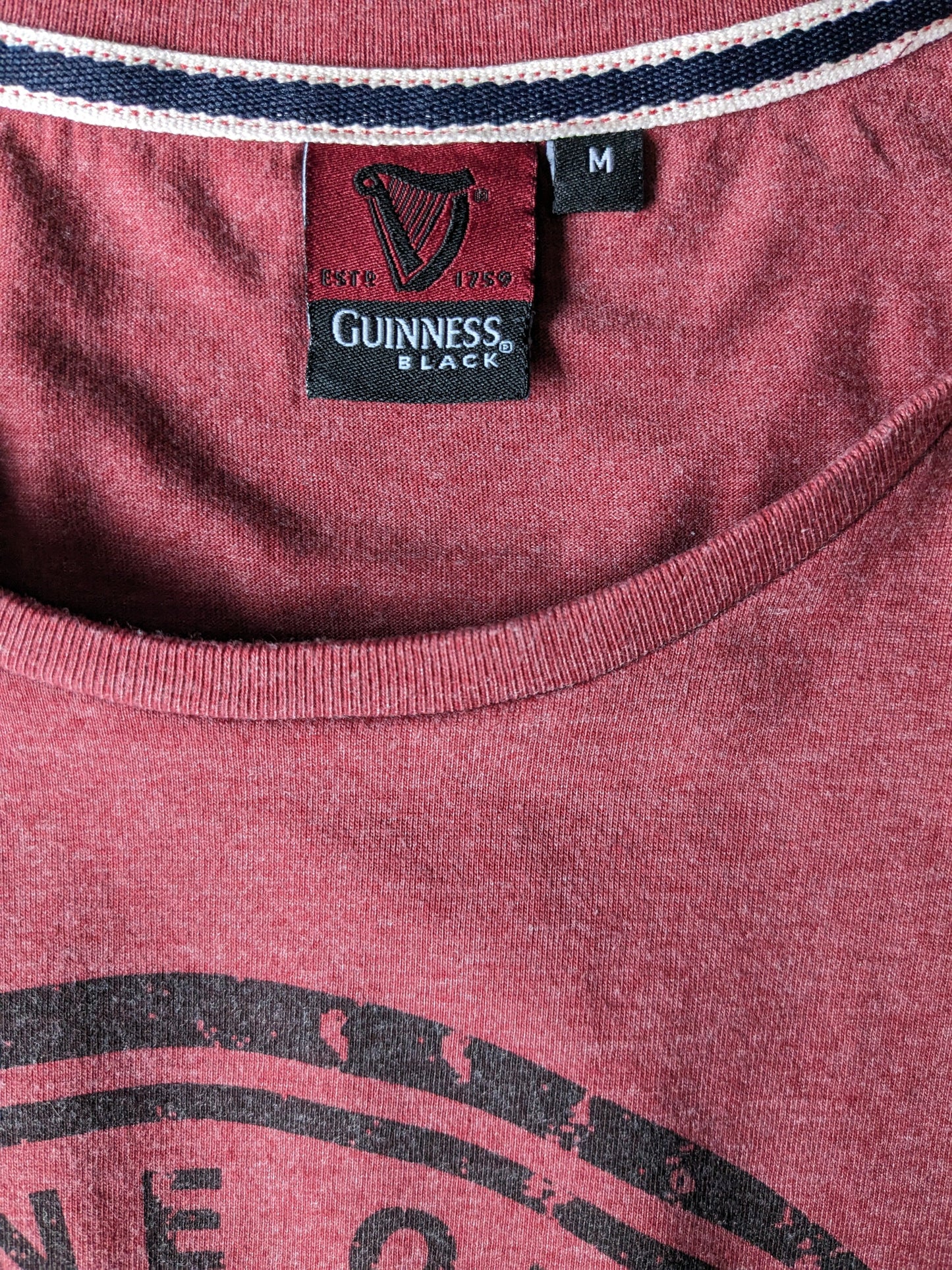 Camisa de Guinness. Rojo mezclado con impresión. Talla M.
