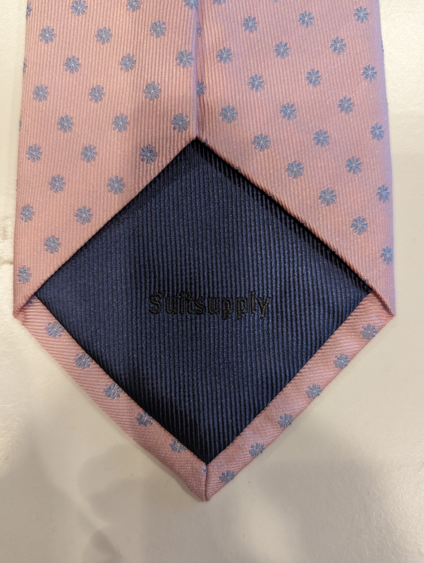Suitsupply tie. Pink motif.
