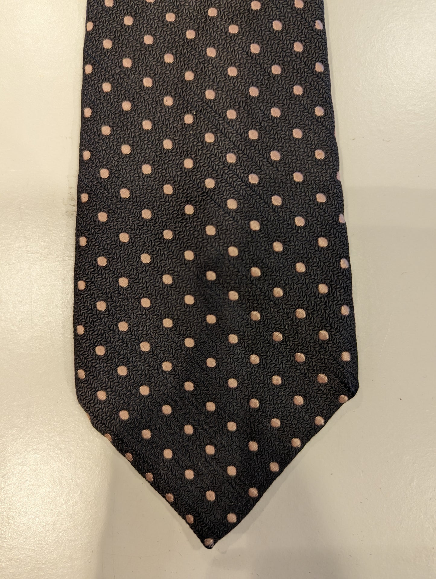 The English Hatter silk tie. Gray pink motif.