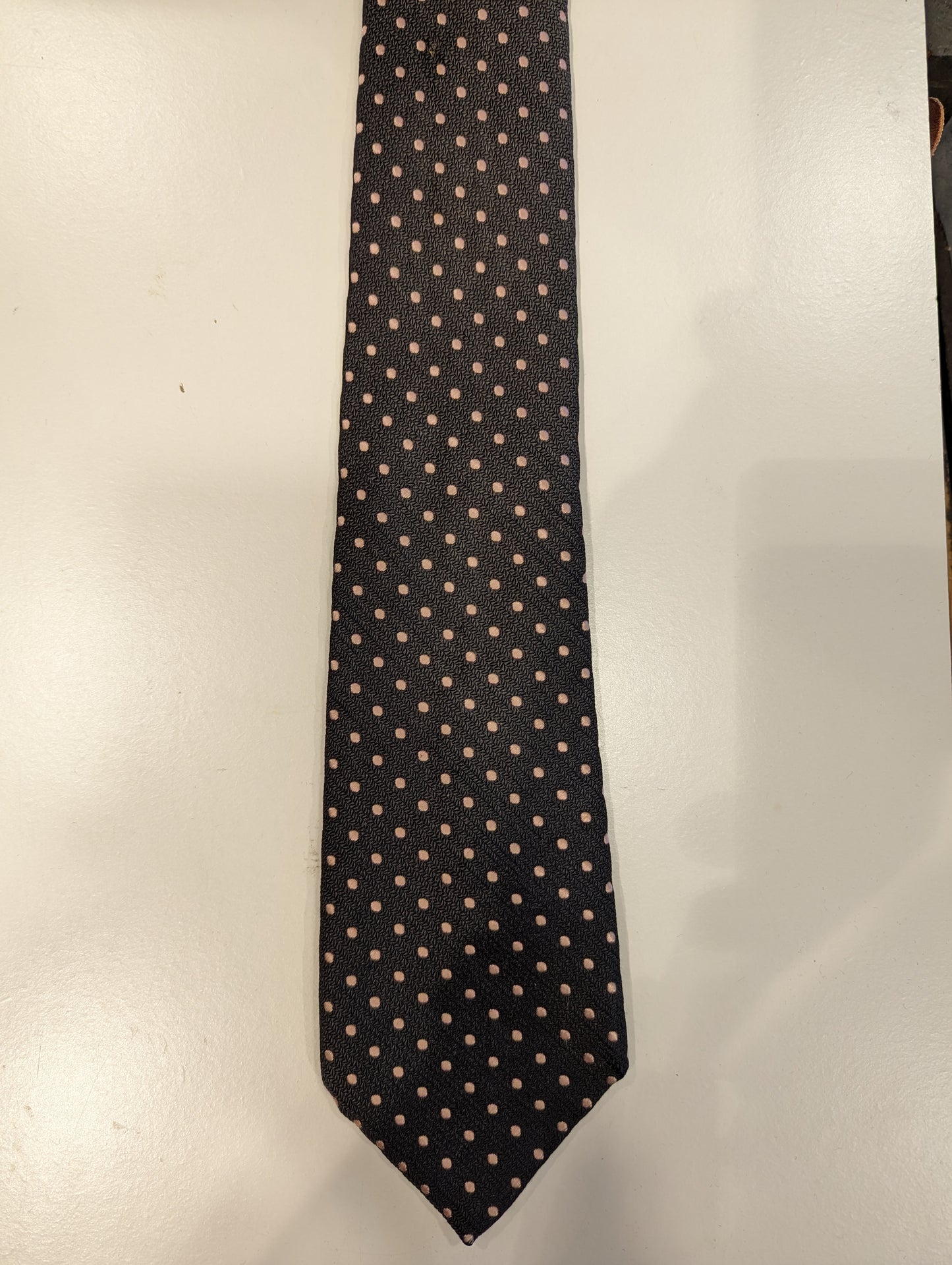 The English Hatter silk tie. Gray pink motif.
