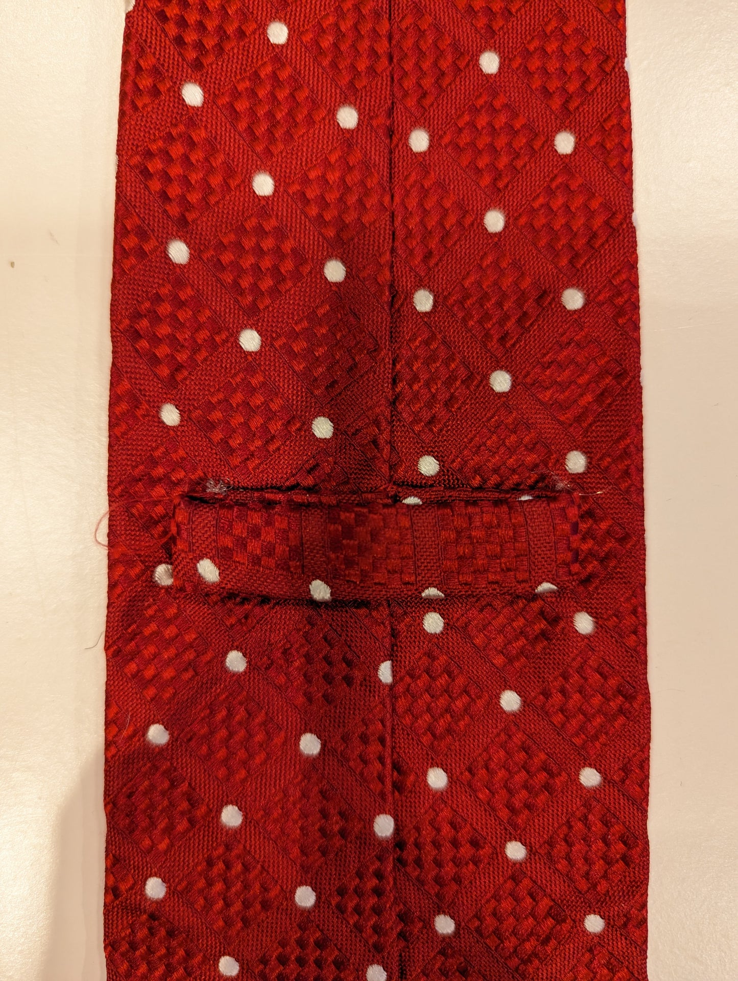 Cravatta di seta vintage faconnabile. Motivo bianco rosso.