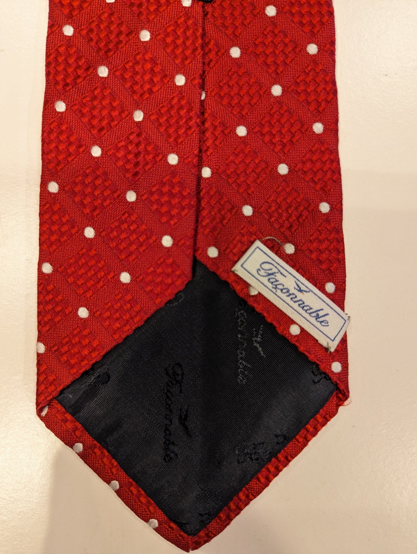 Faconable vintage zijde stropdas. Rood wit motief.