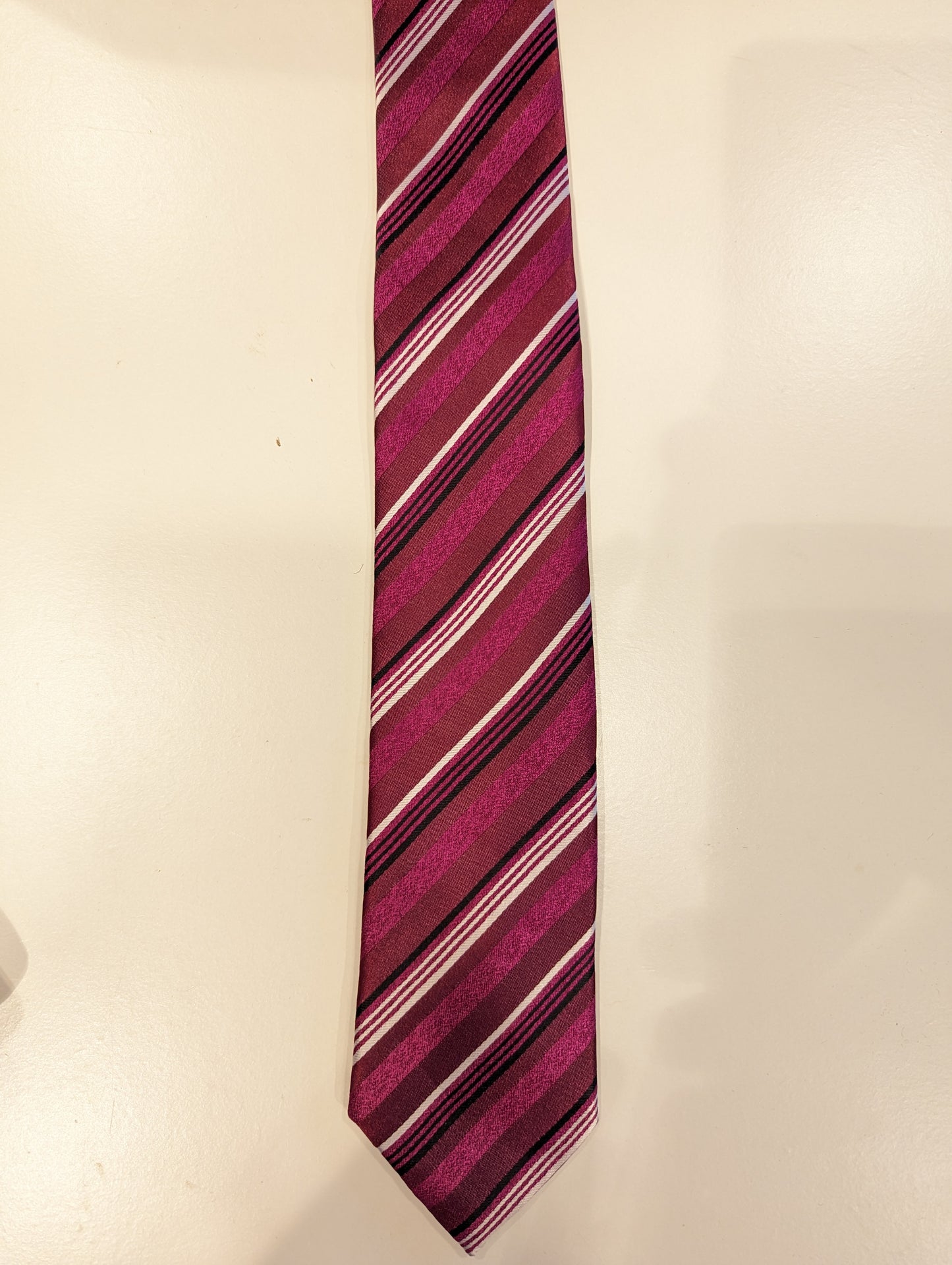 Cravatta stretta in microfibra Gilvio. Strisce bianche viola.