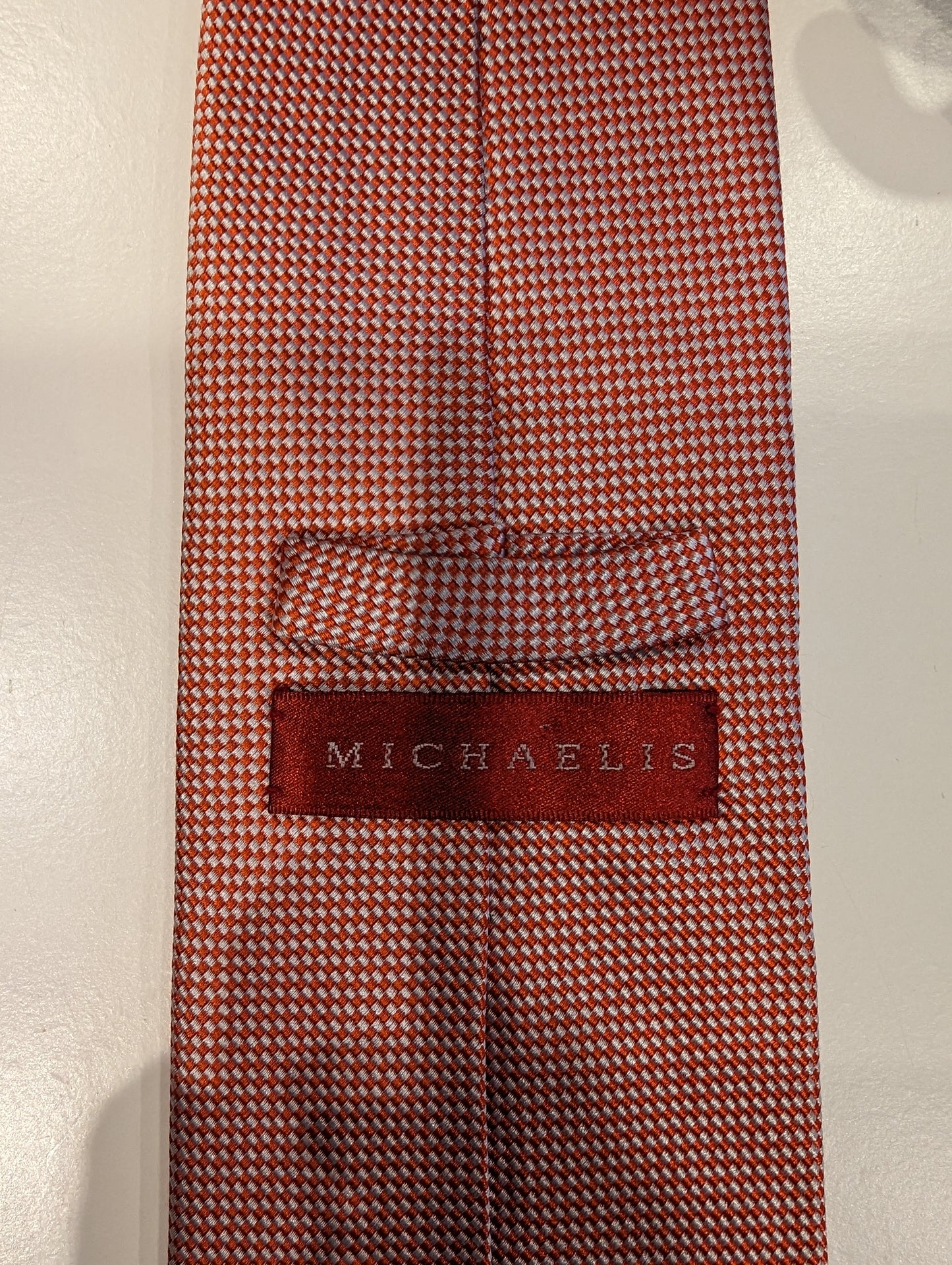 Michaelis silk tie. White orange motif.