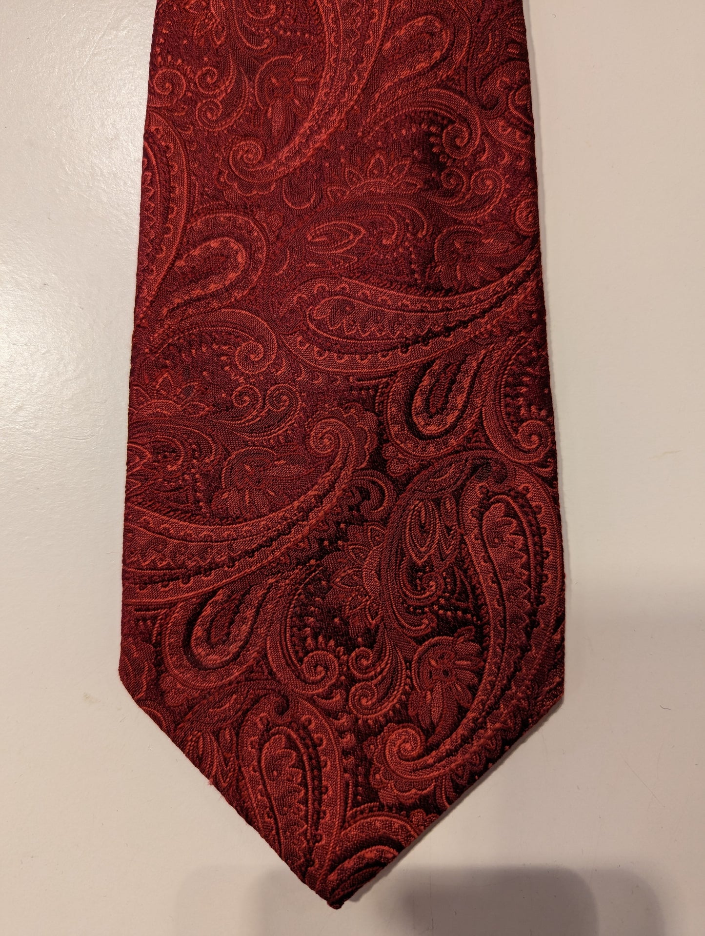 The English Hatter zijde stropdas. Rood glanzend motief.