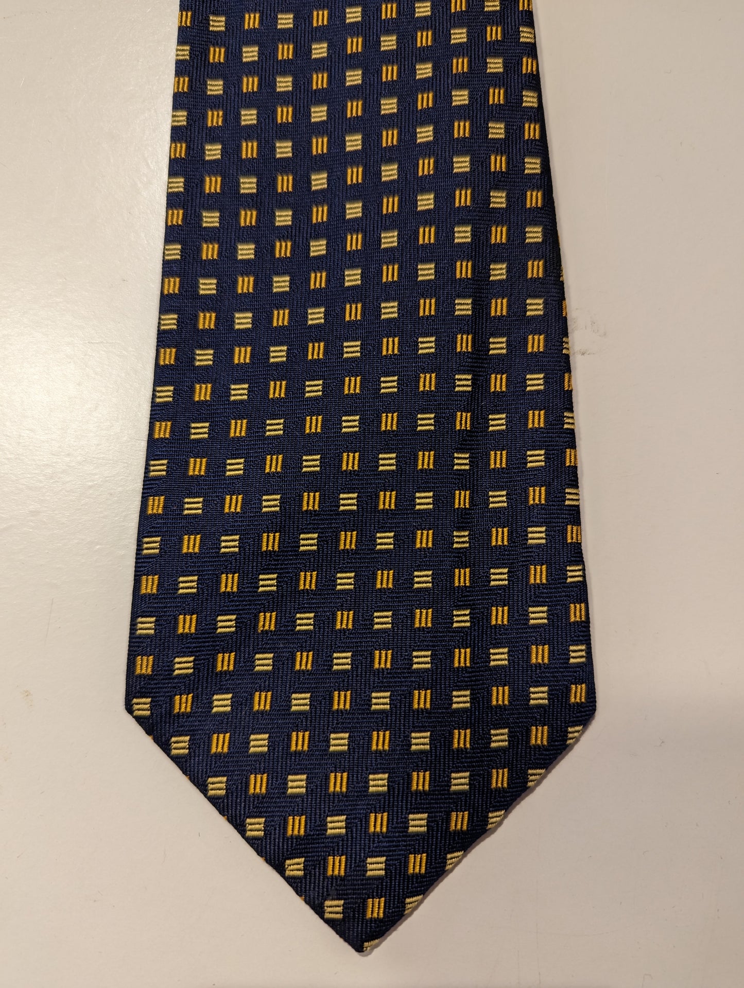 The English Hatter silk tie. Blue yellow motif.