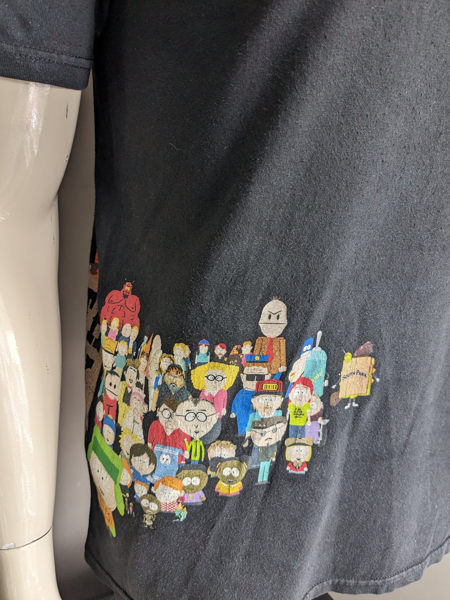 Huf South Park shirt. Zwart met gekleurde opdruk. Maat M.