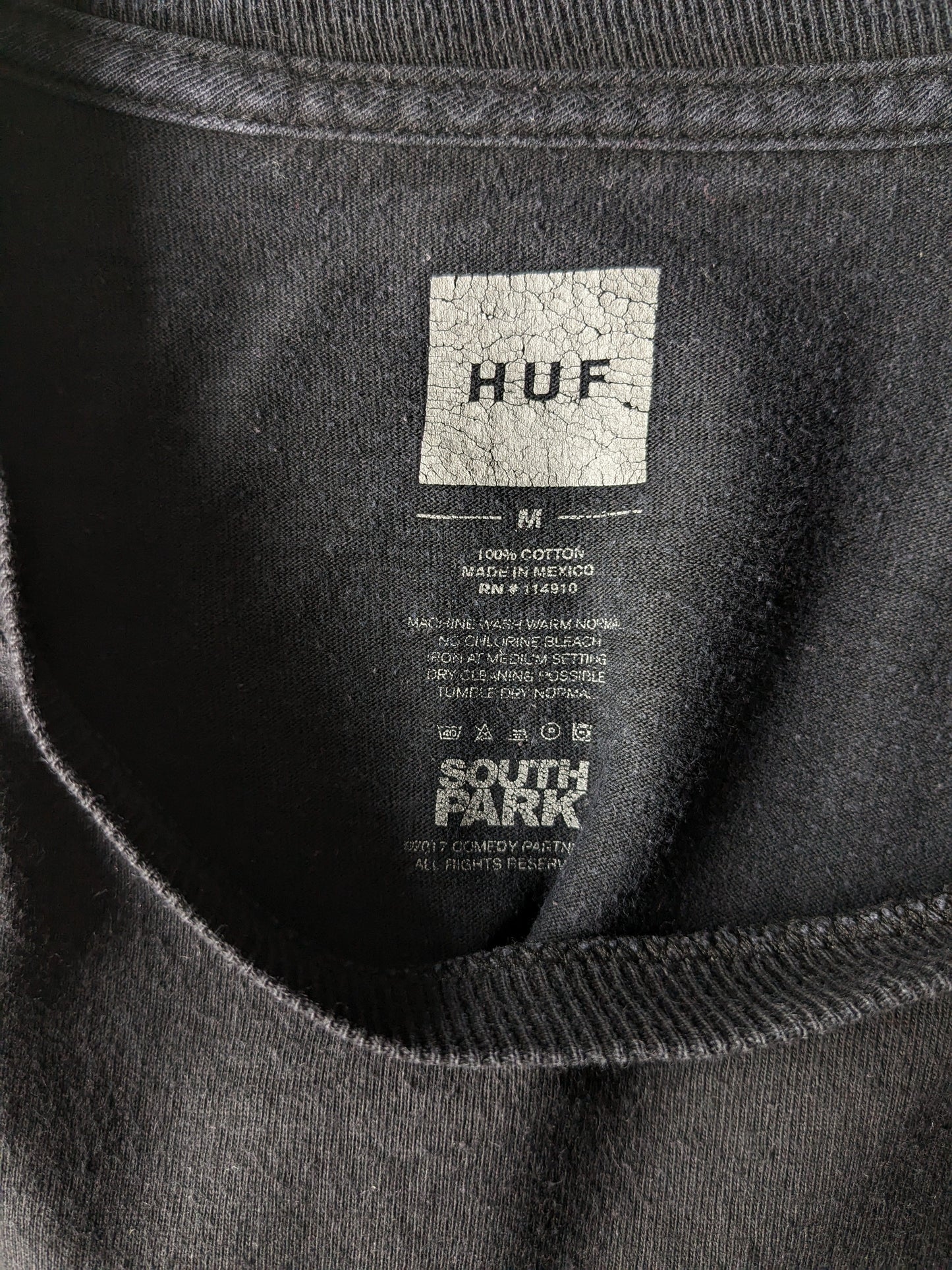 Camisa de Huf South Park. Negro con estampado de color. Talla M.