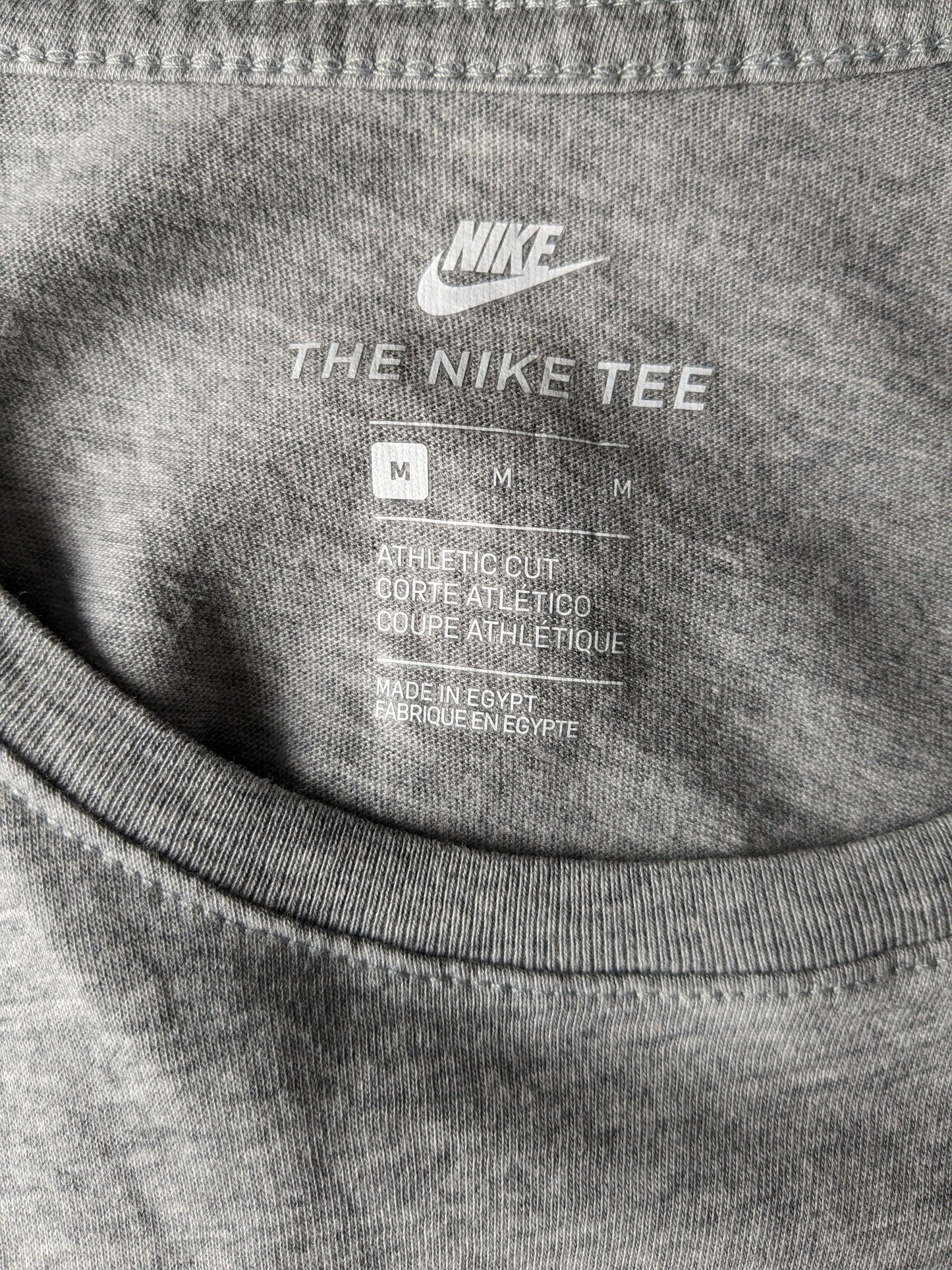 Nike "The Nike Tee" shirt. Grijs met opdruk. Maat M.