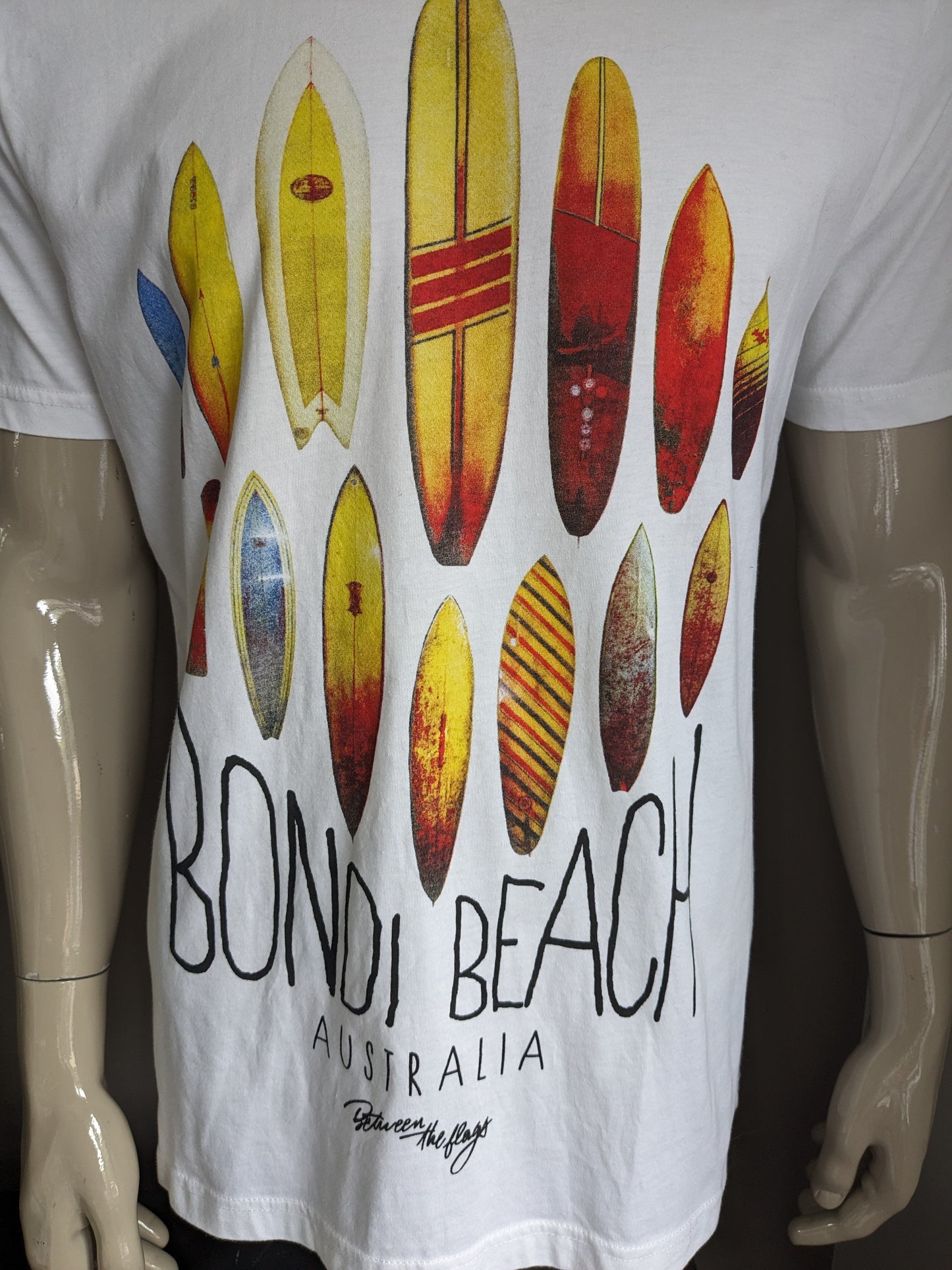 Entre la camisa "Bondi Beach" de las banderas. Blanco con impresión. Tamaño xl.