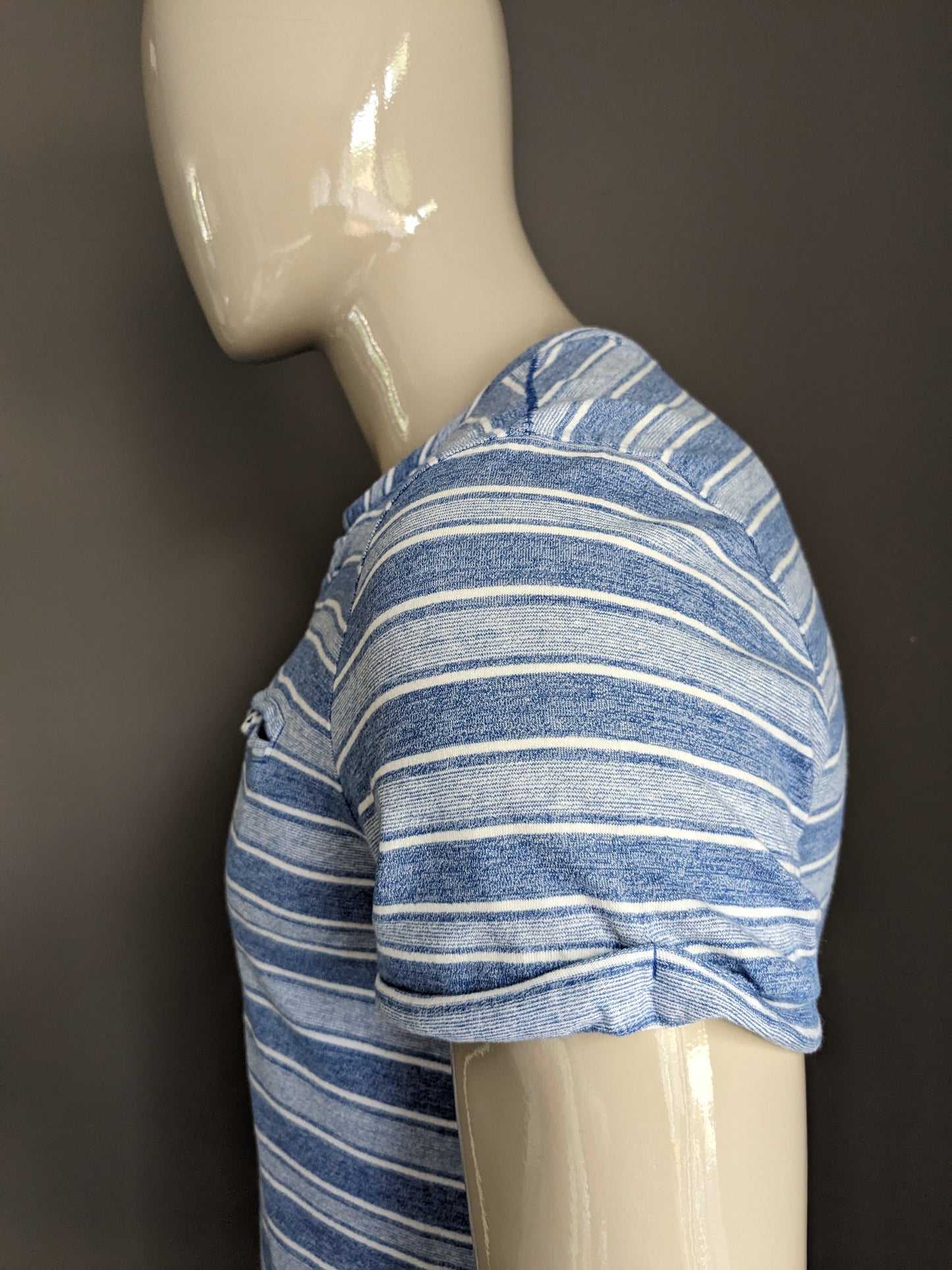 Refill shirt with V-neck and buttons. Blue white striped. Size M.