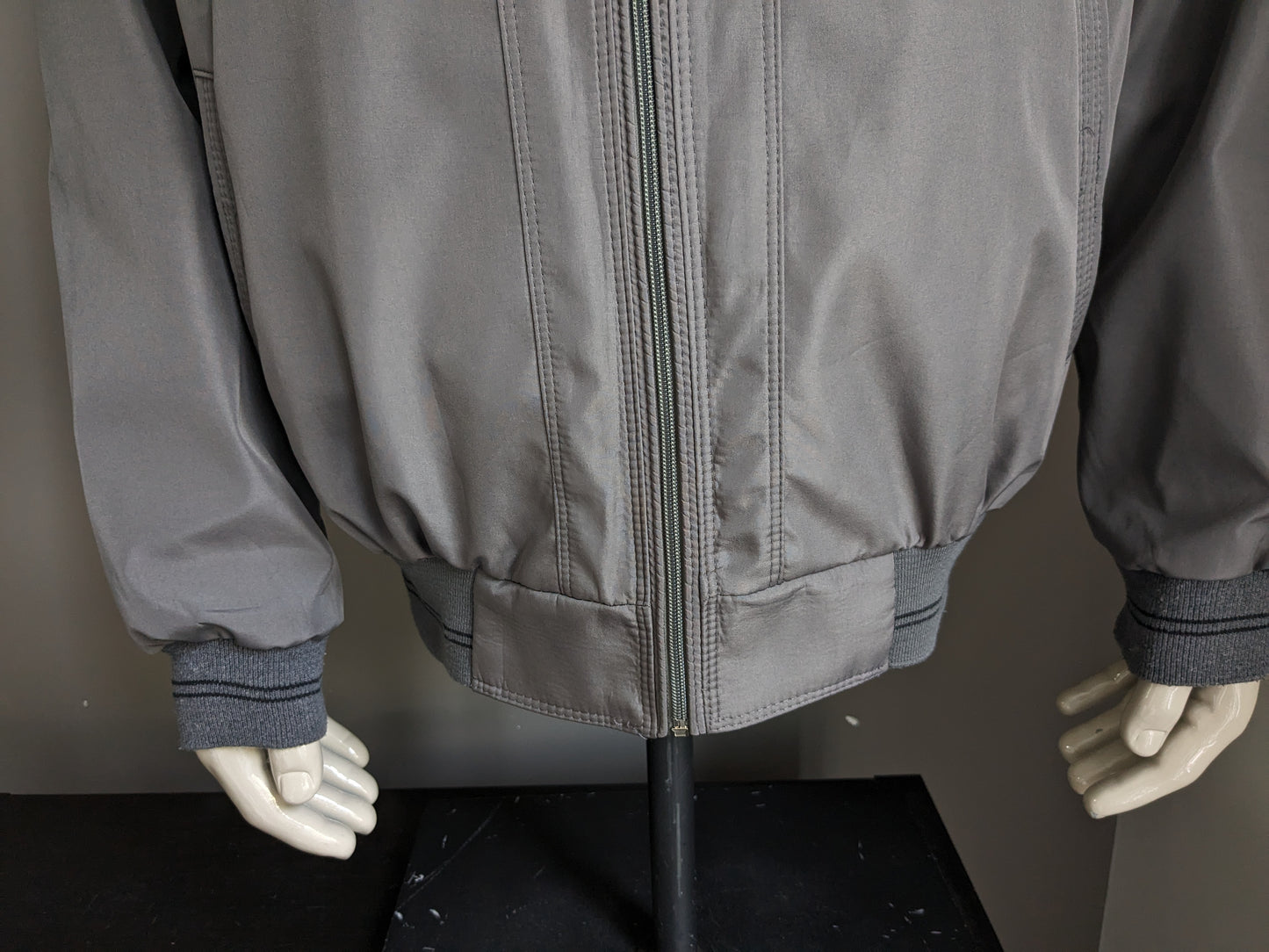 Regos between jacket / jack. Dark gray colored. Size 2XL / XXL.
