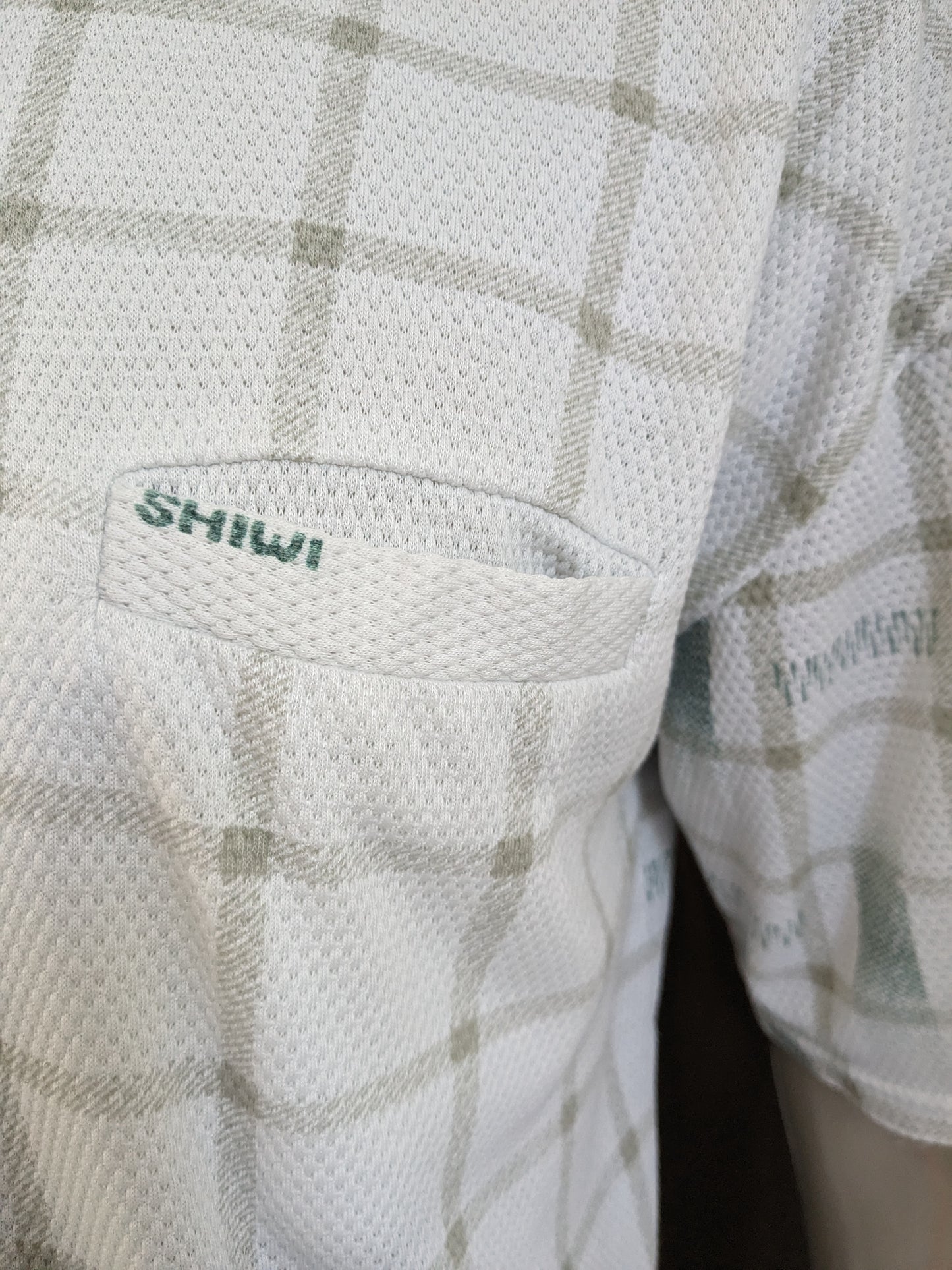 Vintage Shiwi polo. Beige Groen met voelbaar motief. Maat L / XL.