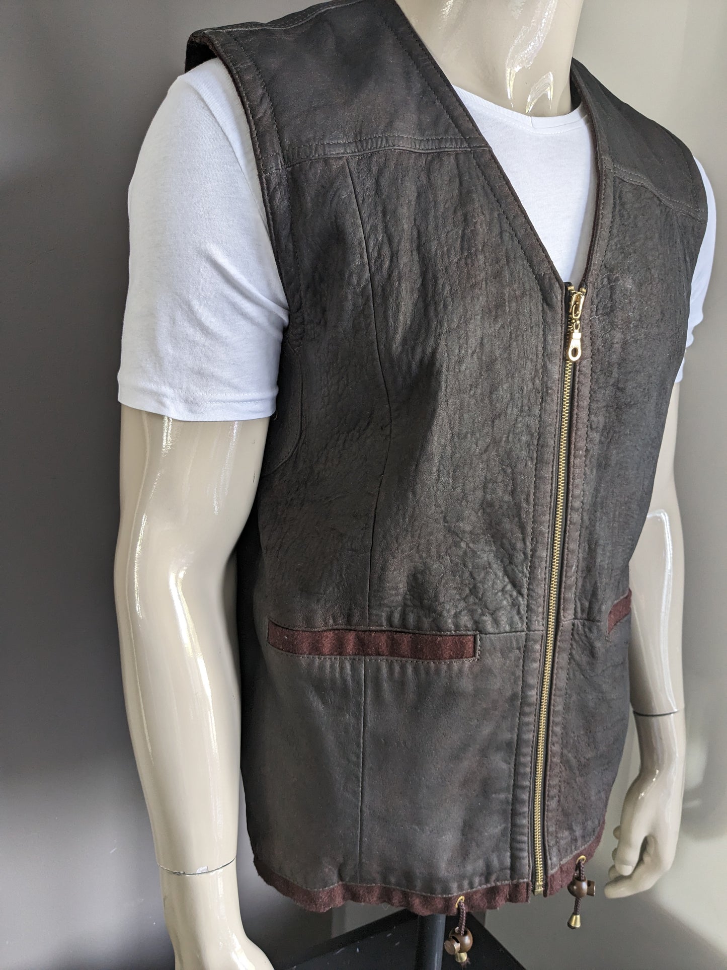 Cihander lamb leather waistcoat / body warmer with zipper. Double -sided leather. Dark brown colored. Size L.