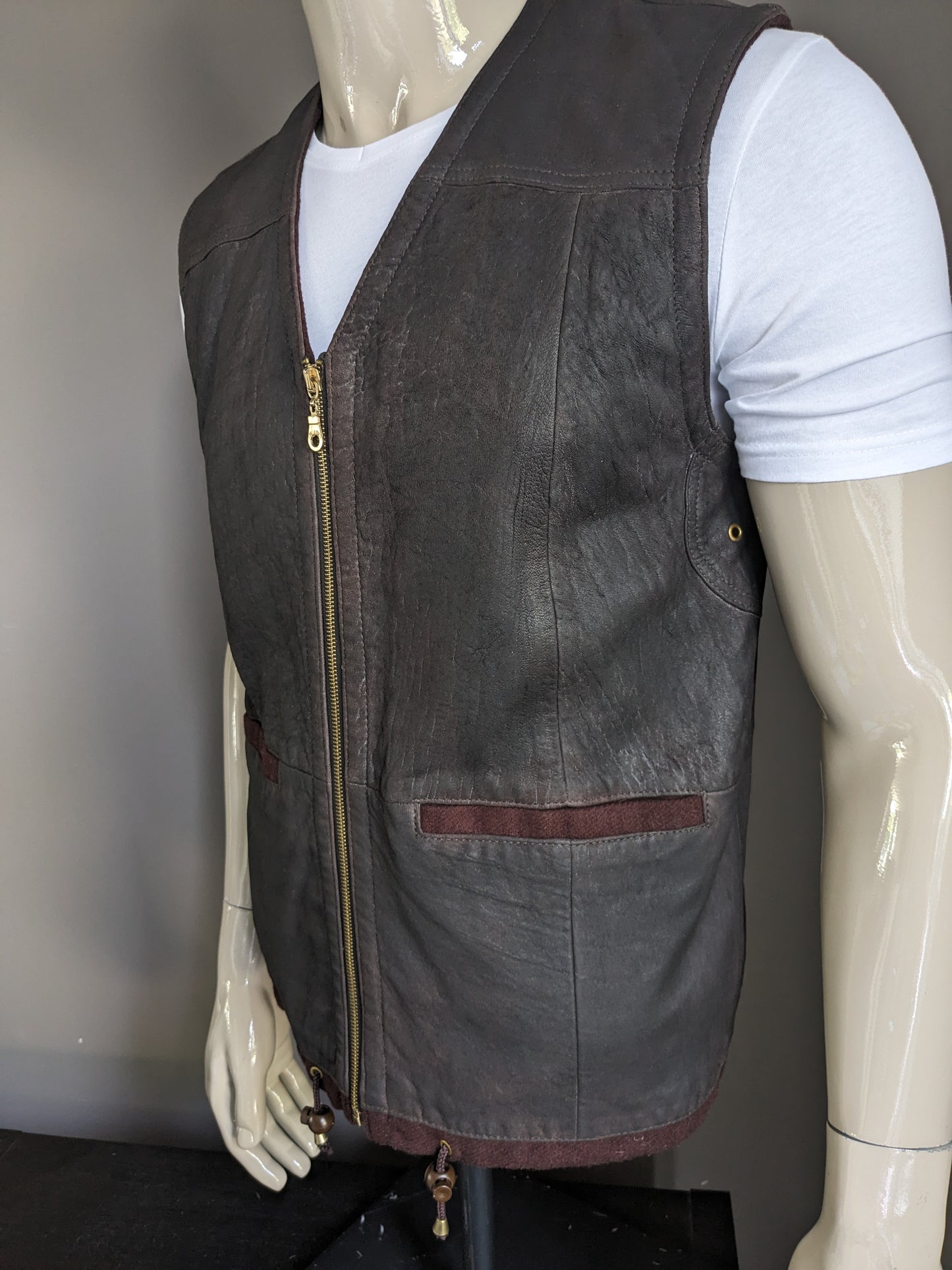 Cihander lamb leather waistcoat / body warmer with zipper. Double -sided leather. Dark brown colored. Size L.