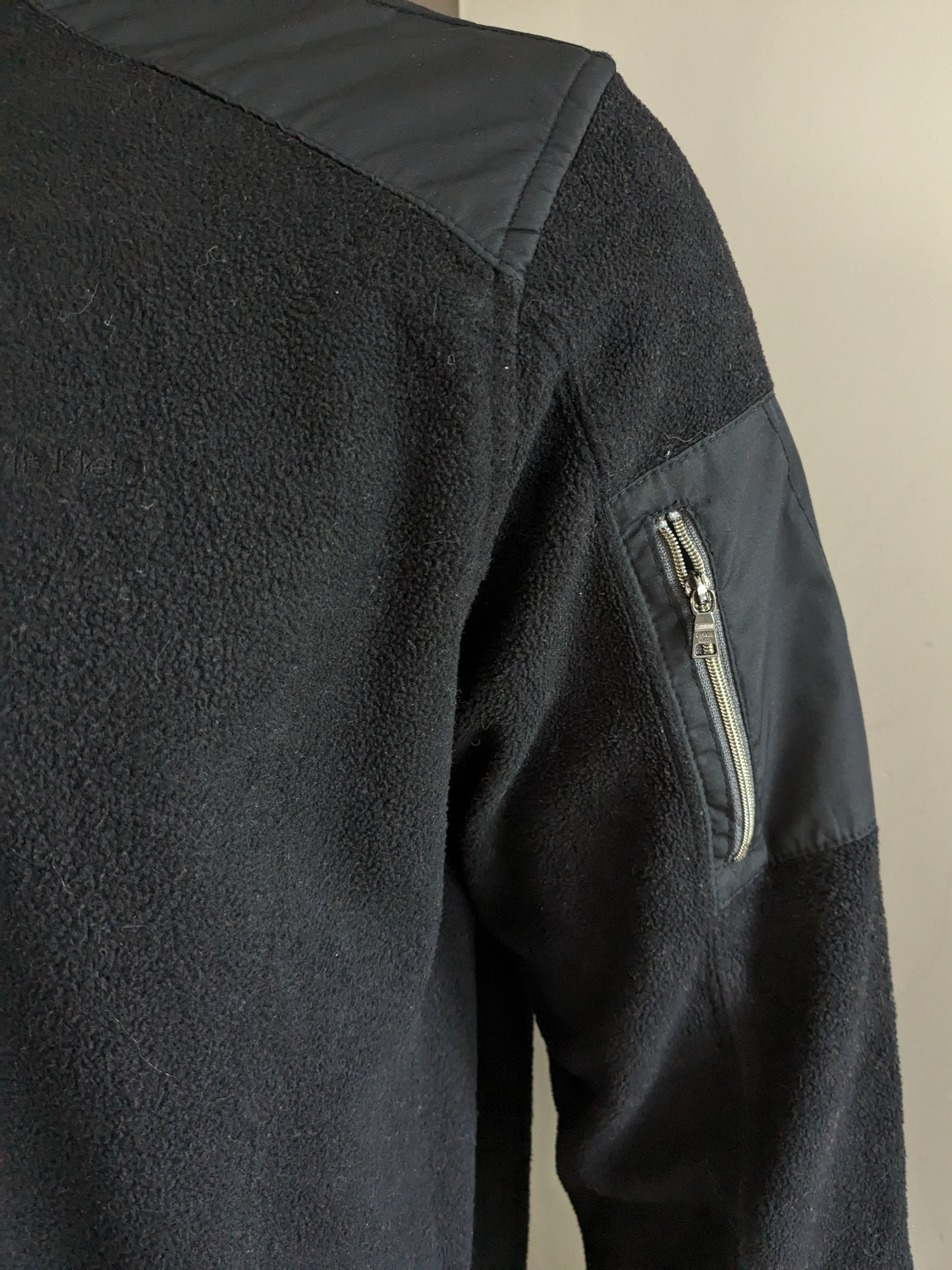 Calvin Klein Tech Fleece trui met rits. Zwart gekleurd. Maat L.
