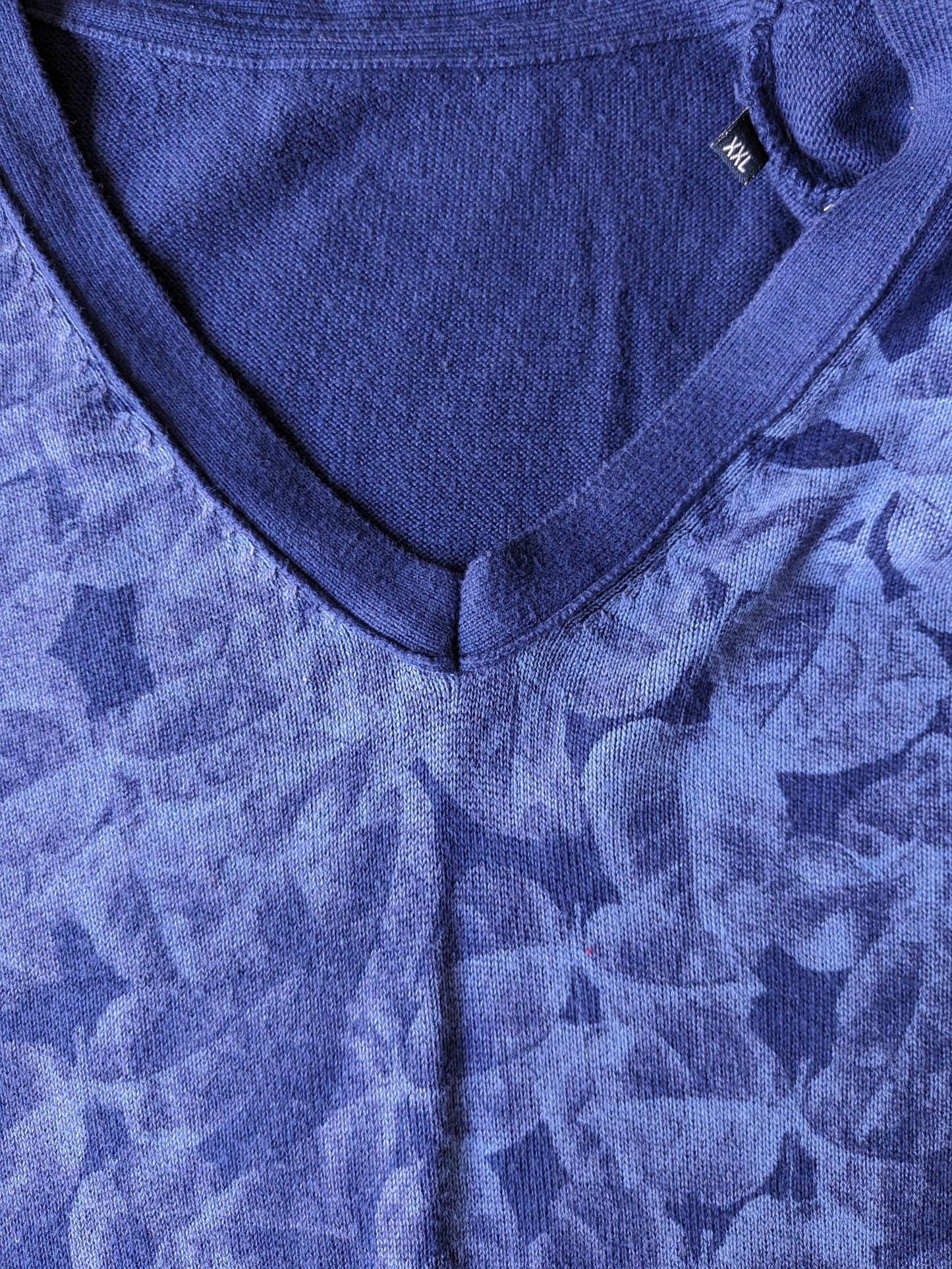 Maglione senza marca. Motivo a foglie blu. Dimensione XXL / 2XL.