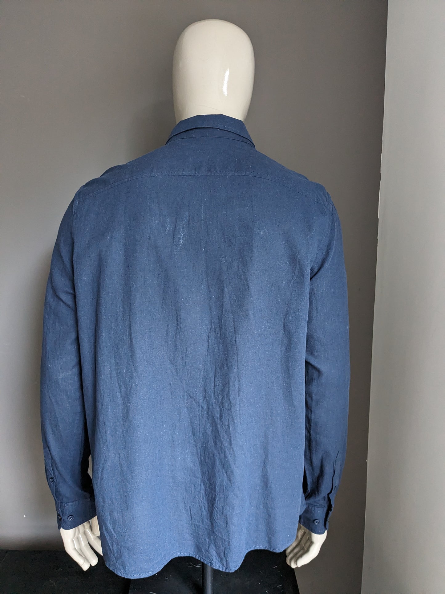 Camicia di lino blu. Colorato blu scuro. Dimensione 2xl / xxl. 55% di lino.