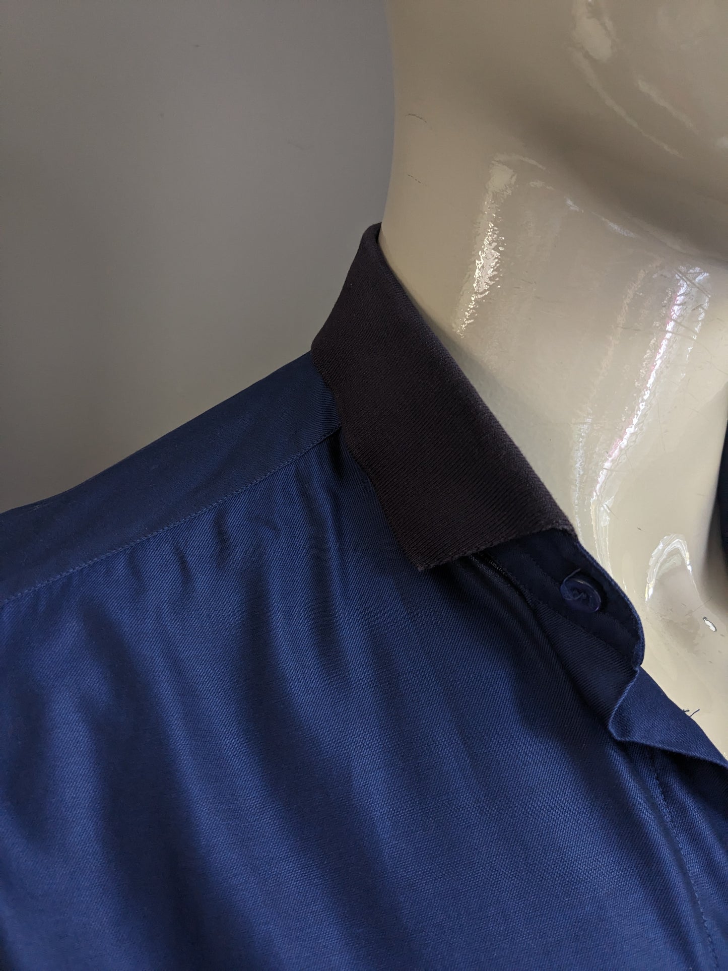 Brioni overhemd met polo stof kraag. Donker Blauw gekleurd. Maat XL.