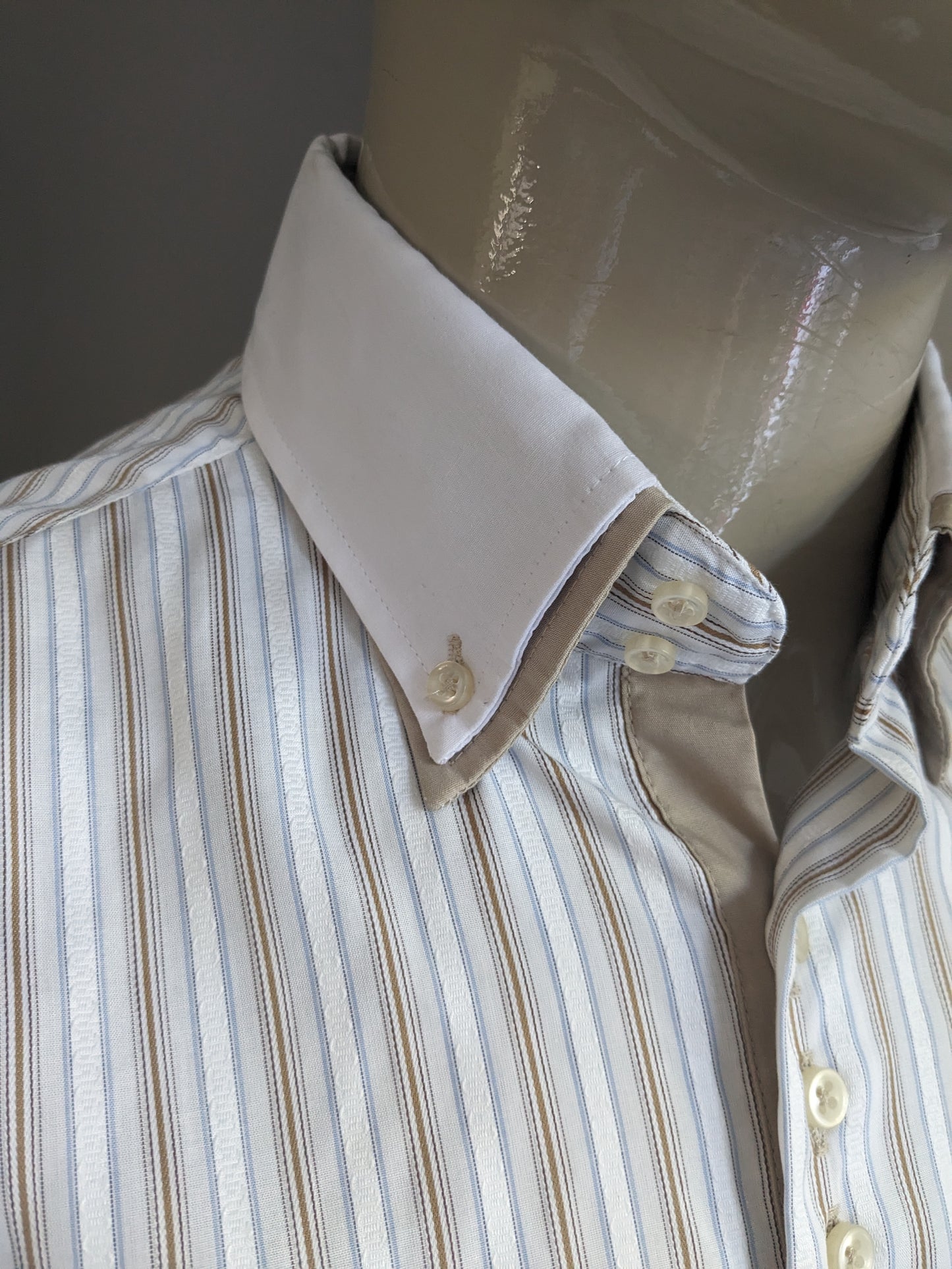 Camicia Turunç con doppio colletto. Strisce marrone blu bianco. Dimensione XL / XXL.