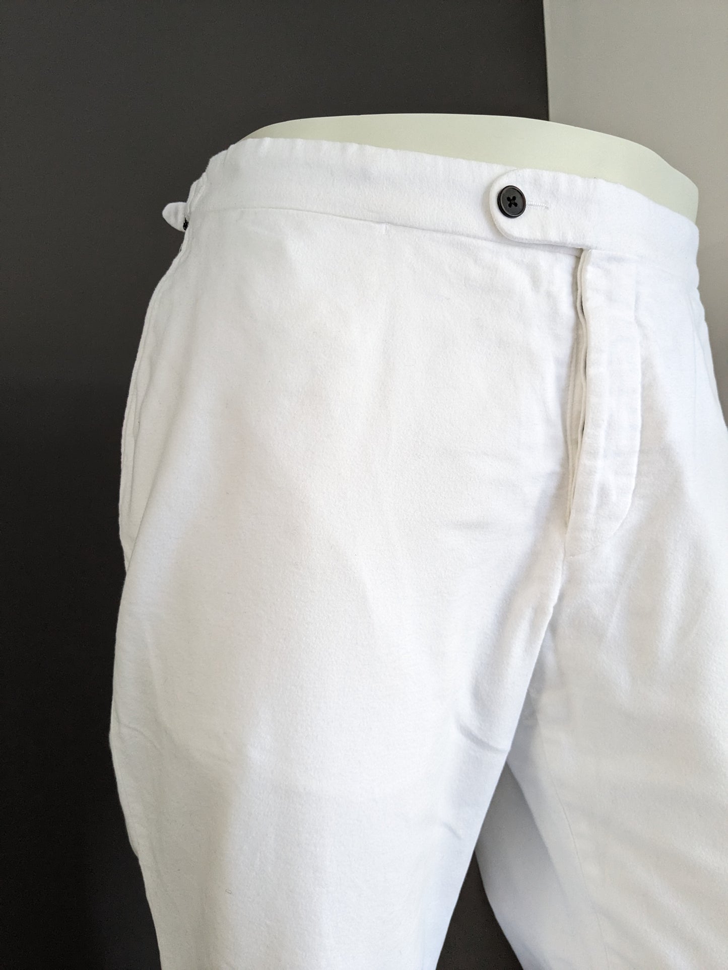 Pantalon à revers Suit Supply avec applications de bretelles. Coloré en blanc. Taille 27 (54/L)
