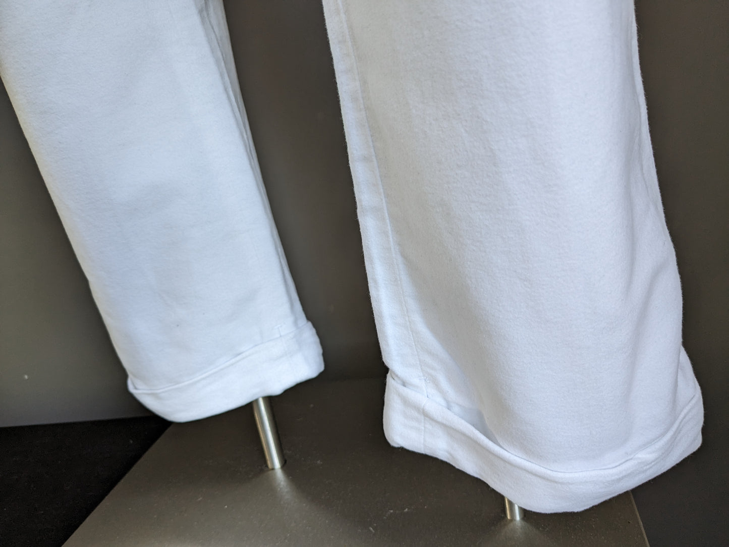 Pantalón con vuelta y aplicaciones de tirantes de Suit Supply. De color blanco. Talla 27 (54/L)