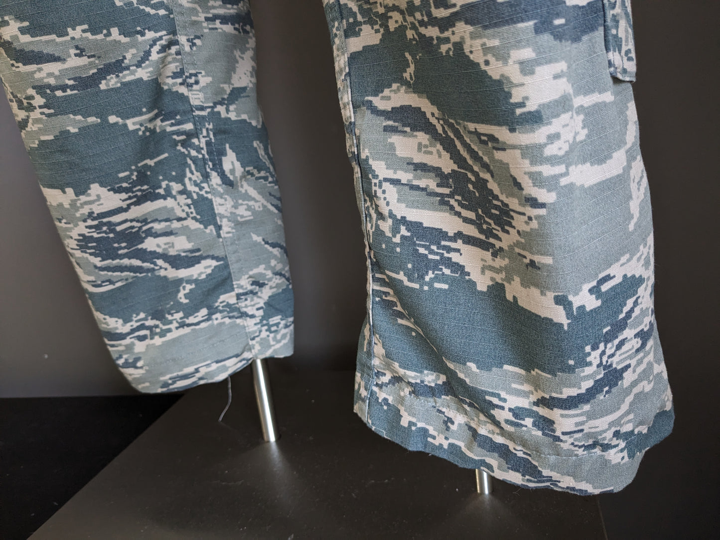 Army / Leger look Cargo broek. Groen Bruine print. Elastische taille. Maat M.