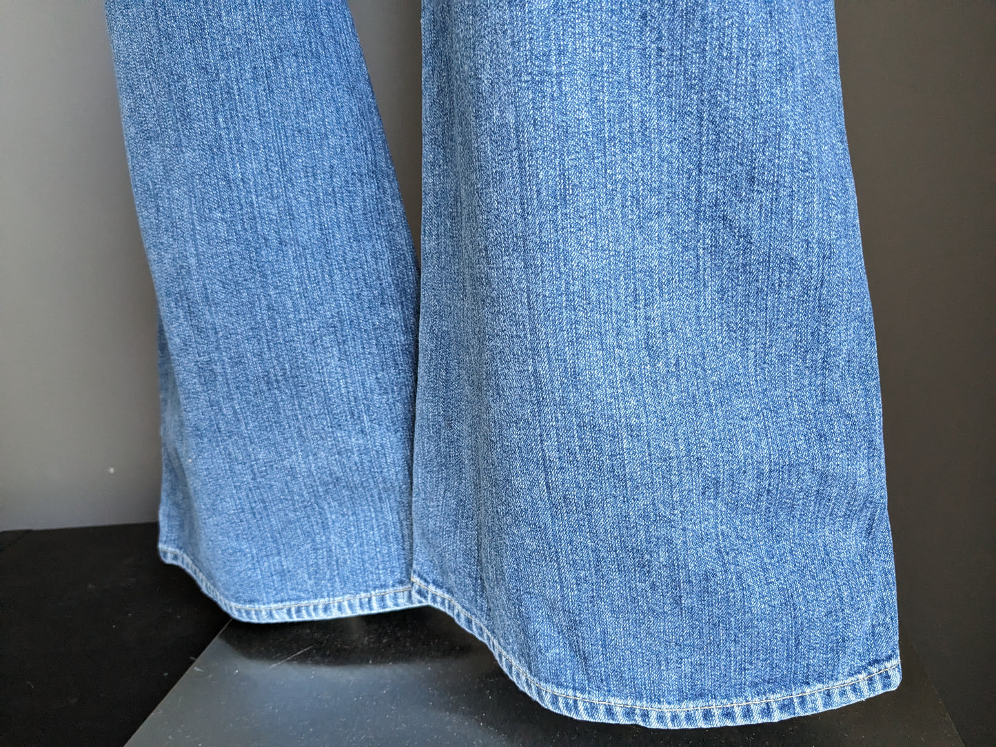 G-Star jeans. Blauw gekleurd. Wijd uitlopende pijpen. Maat W32 - L36. Flare Pant.