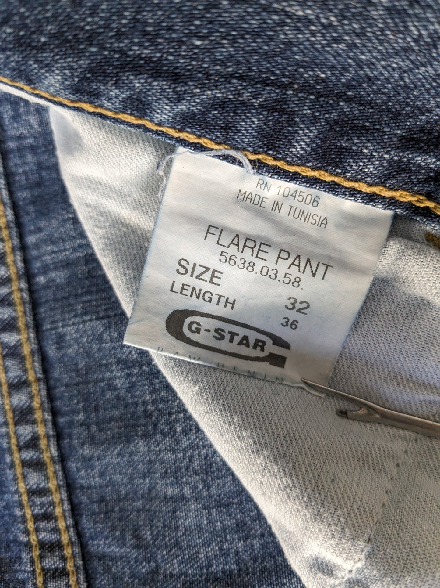 G-Star jeans. Blauw gekleurd. Wijd uitlopende pijpen. Maat W32 - L36. Flare Pant.