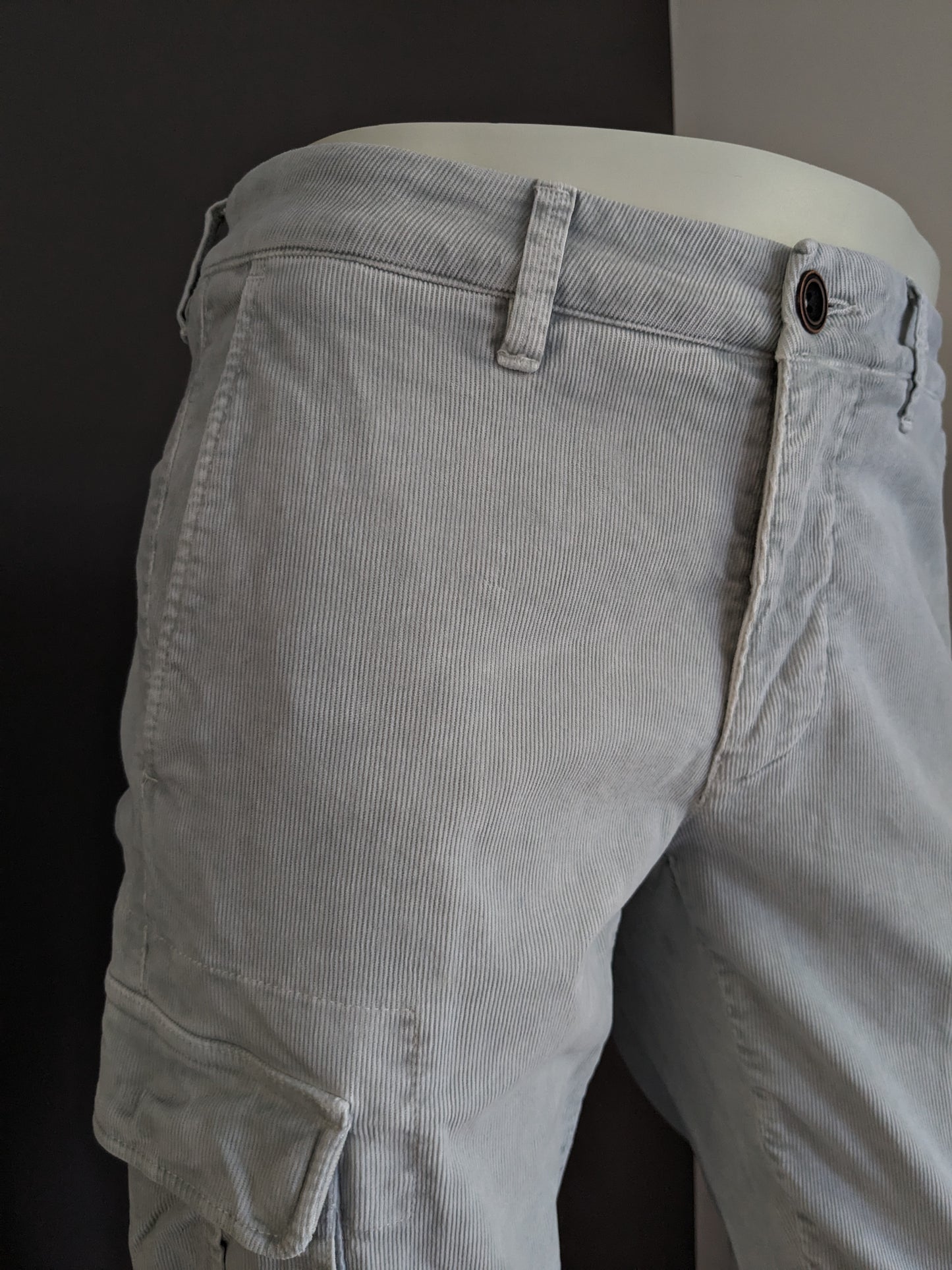 Pantalón cargo Artu Napoli Rib. Color gris claro. Tamaño W31 - L30. Estirar.