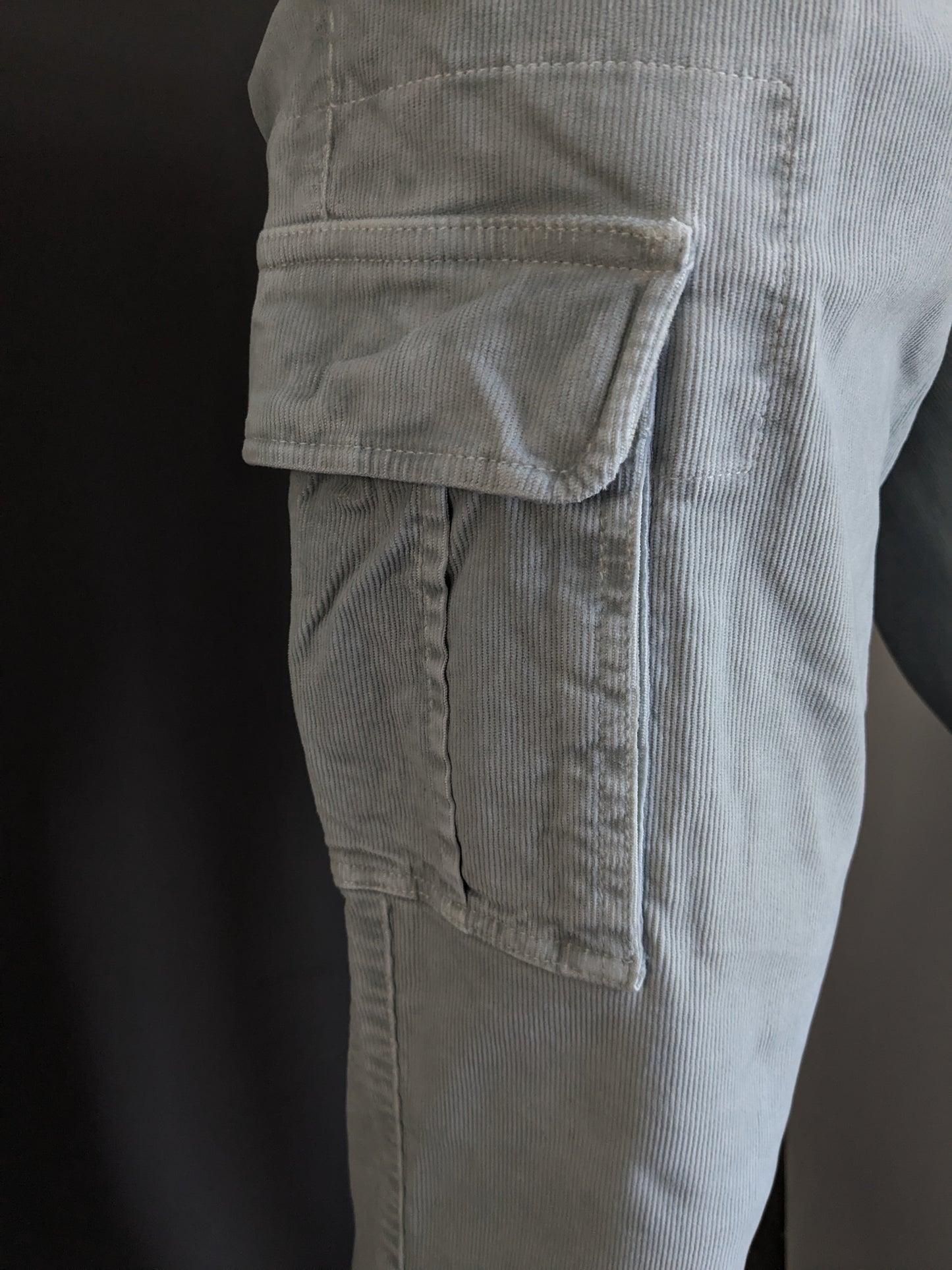 Pantalón cargo Artu Napoli Rib. Color gris claro. Tamaño W31 - L30. Estirar.