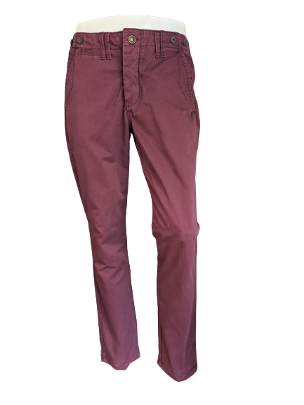 Pantalon Mills Brothers avec accessoires Bretelles. De couleur bordelaise. Taille L.