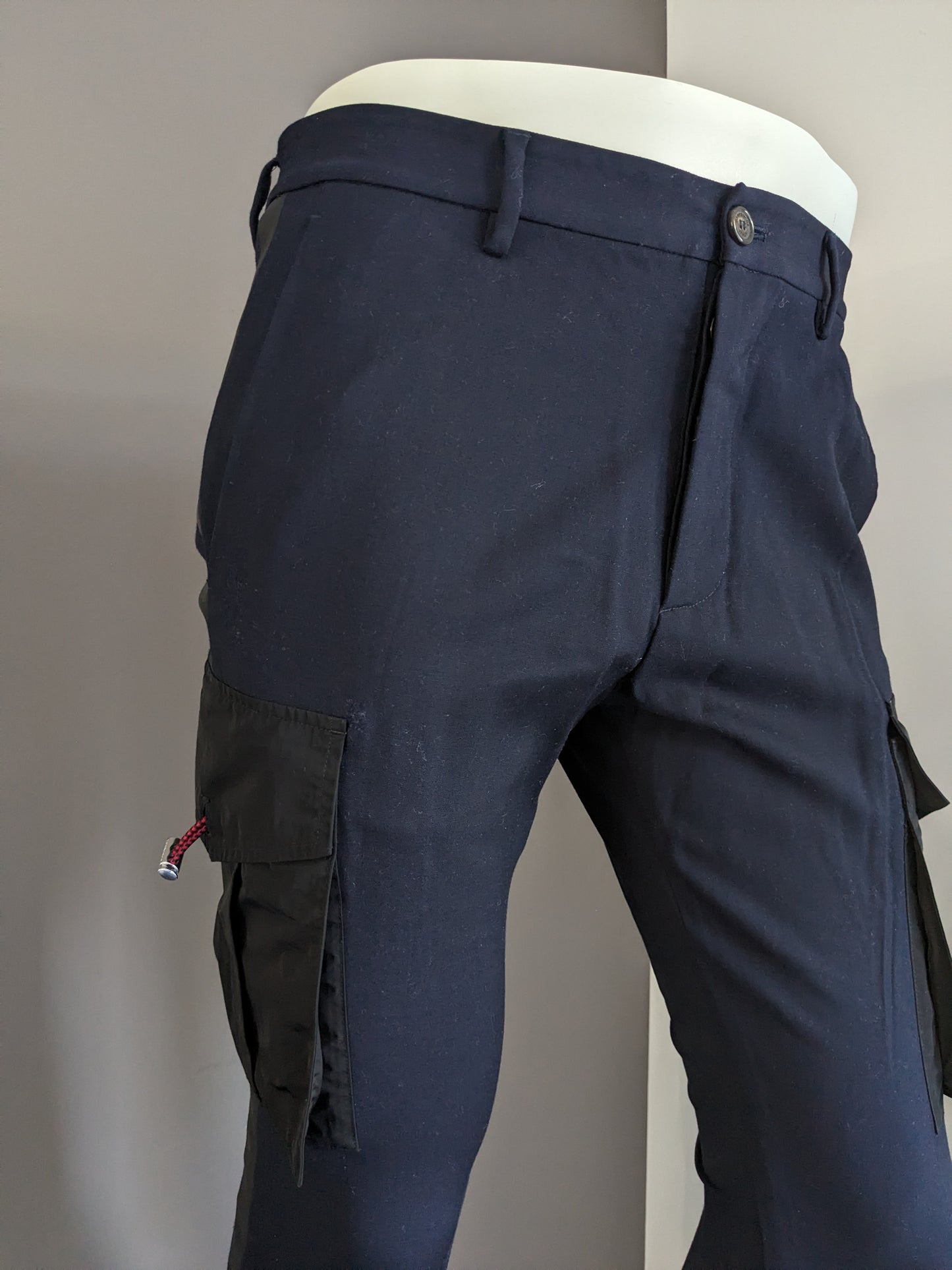 Pantalón cargo ajustado Dsquared2. Color negro azul oscuro. Talla 46/S.