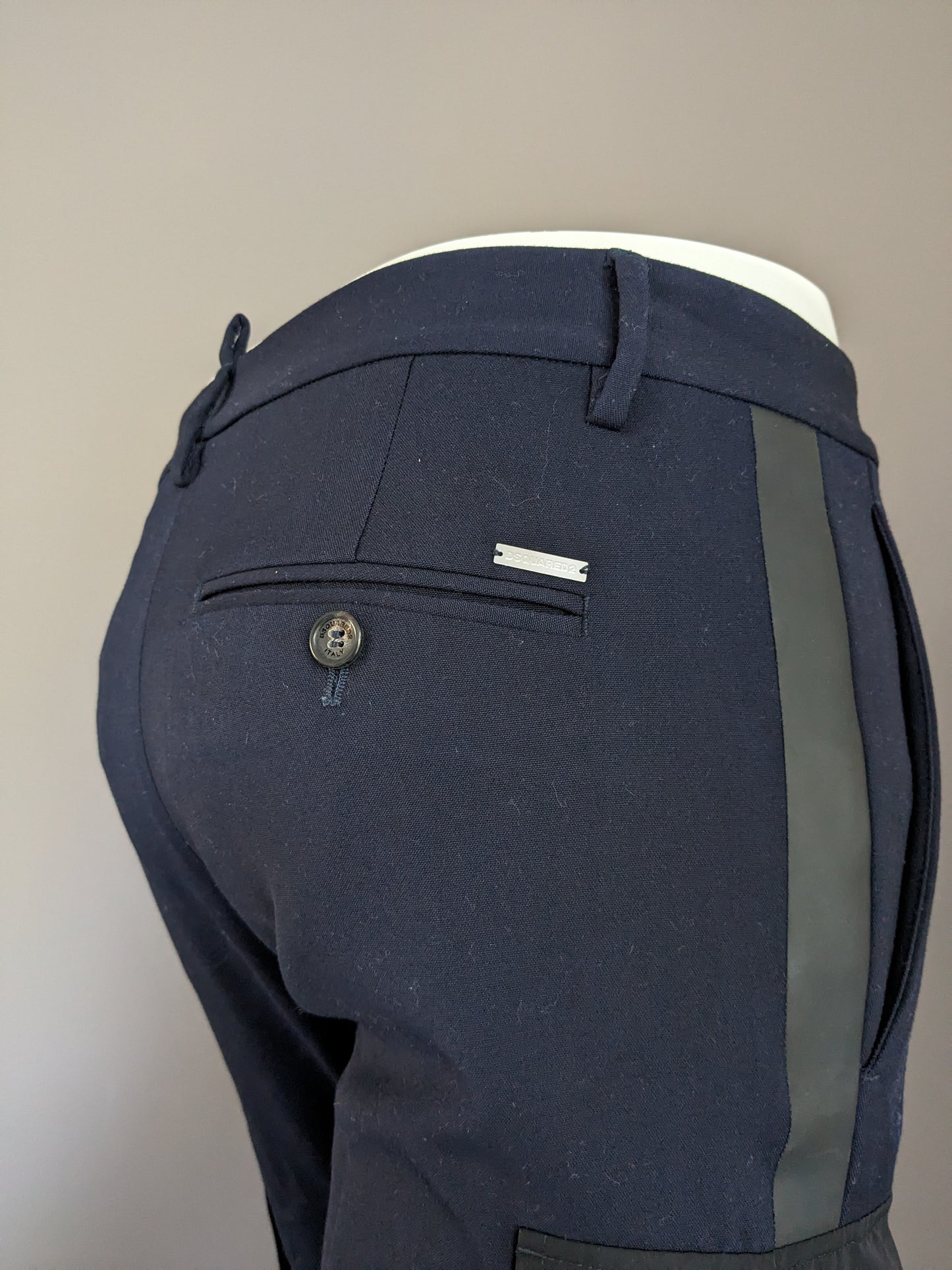Pantalón cargo ajustado Dsquared2. Color negro azul oscuro. Talla 46/S.