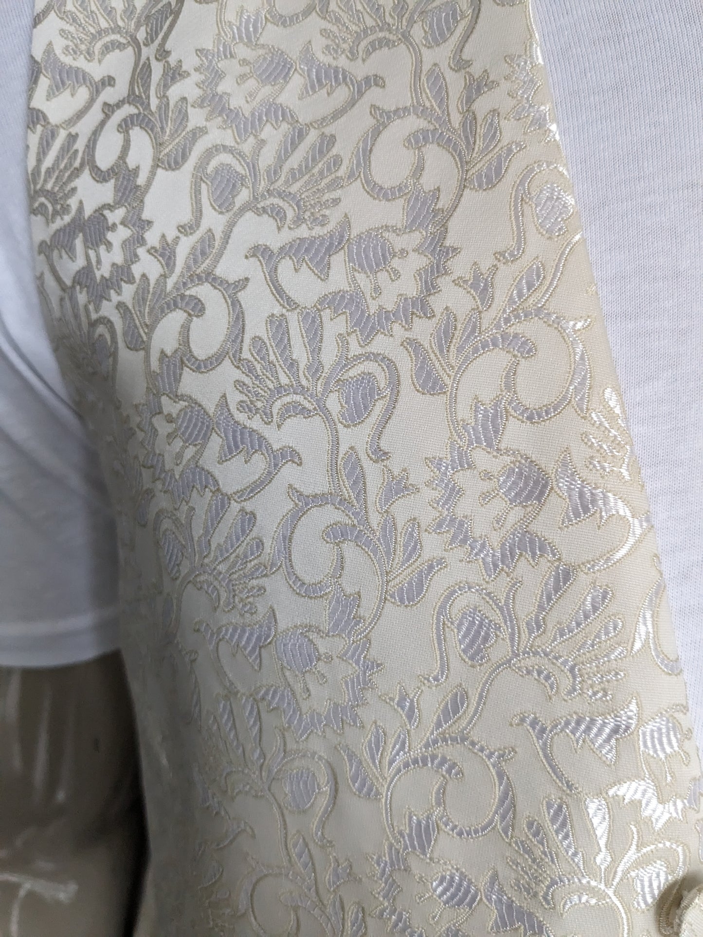 Wilvorst Gilet. Beige silver motif. Size 48.M.