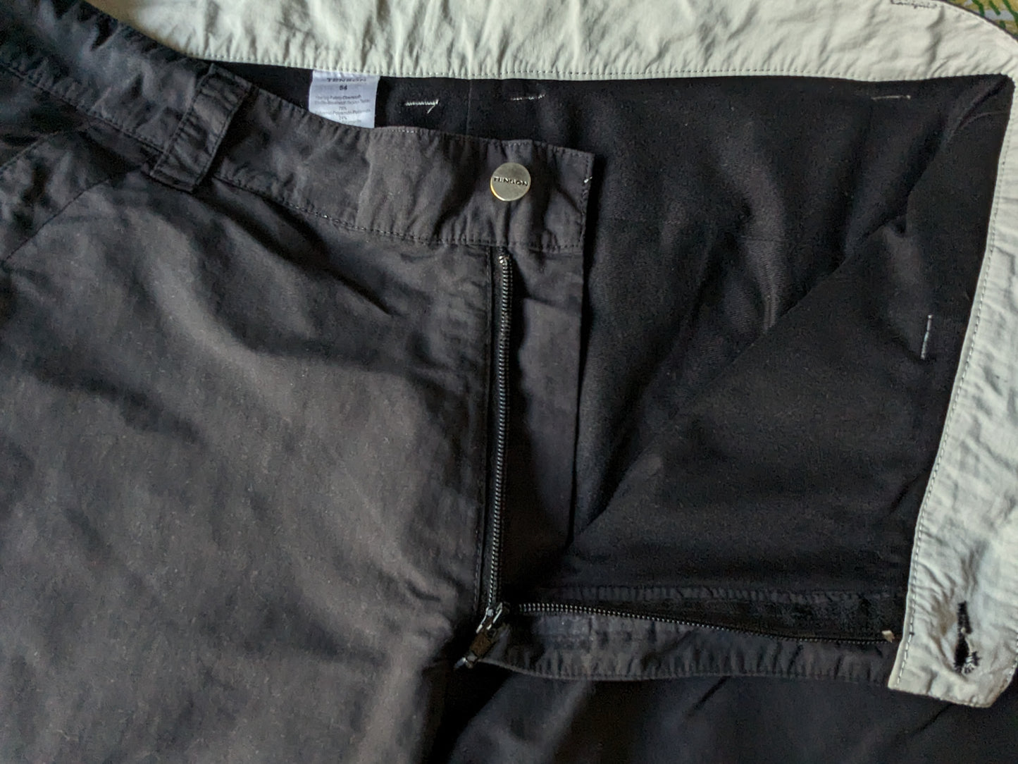 Pantaloni da esterno Tenson. Fodera morbida e calda. Di colore nero. Taglia 54/L.