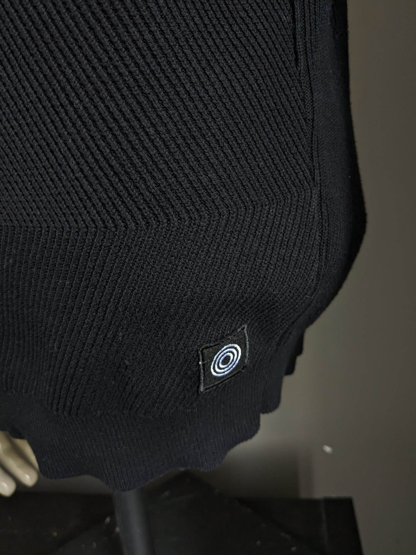 Maglione industriale blu con colletto sportivo. Moto di costola nera. Taglia M.