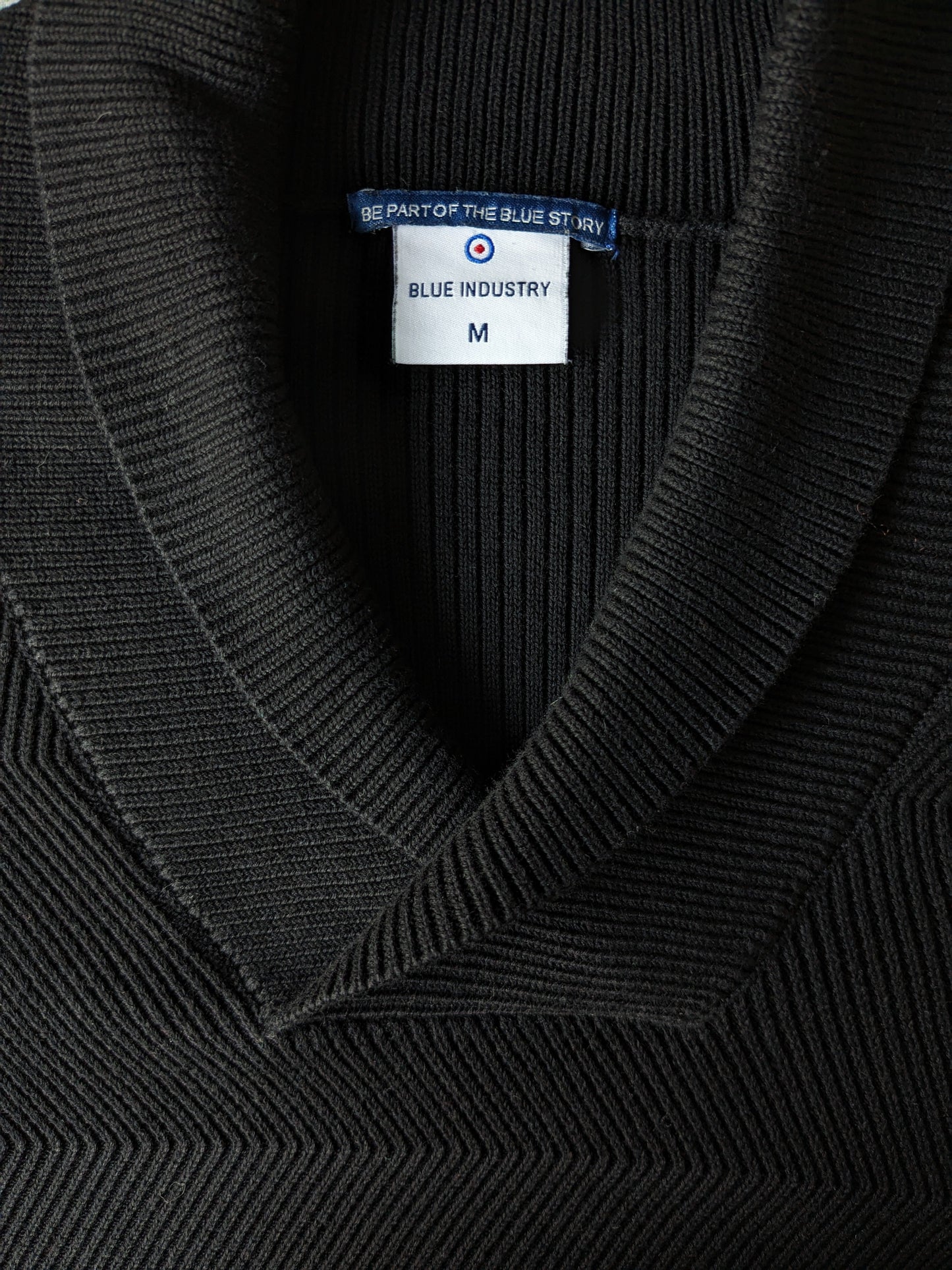 Suéter de la industria azul con collar deportivo. Motivo de costilla negra. Talla M.
