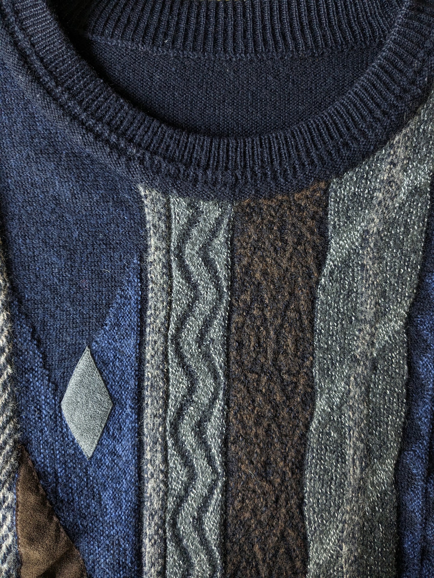 Vintage trui. Donker Blauw Bruin Grijs gekleurd. Maat XL.