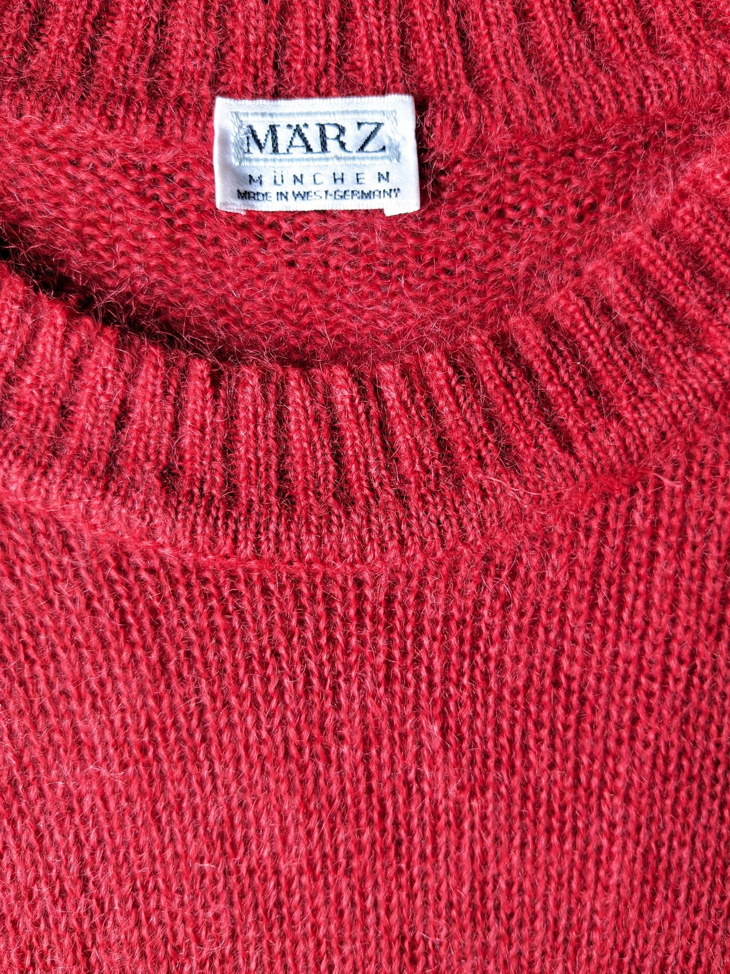 Vintage märz mohair wool sweater. Red colored with application front. Size XL.