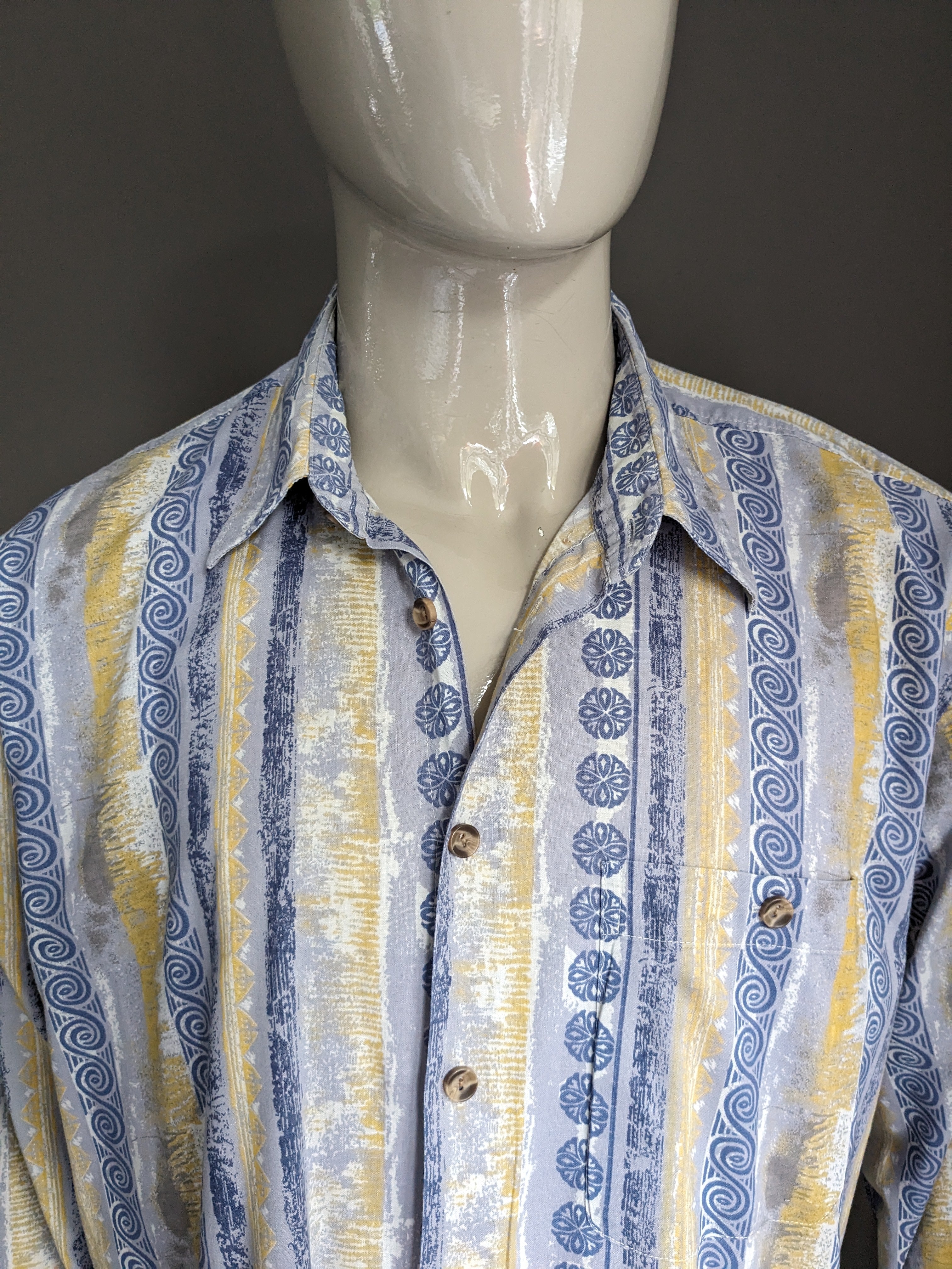 Chemise vintage des annees 80. Impression gris jaune bleu. Taille 2xl xxl