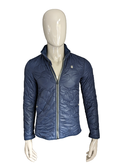 Veste matelassée légère G-Star Raw avec capuche cachée. De couleur bleu foncé. Taille S.