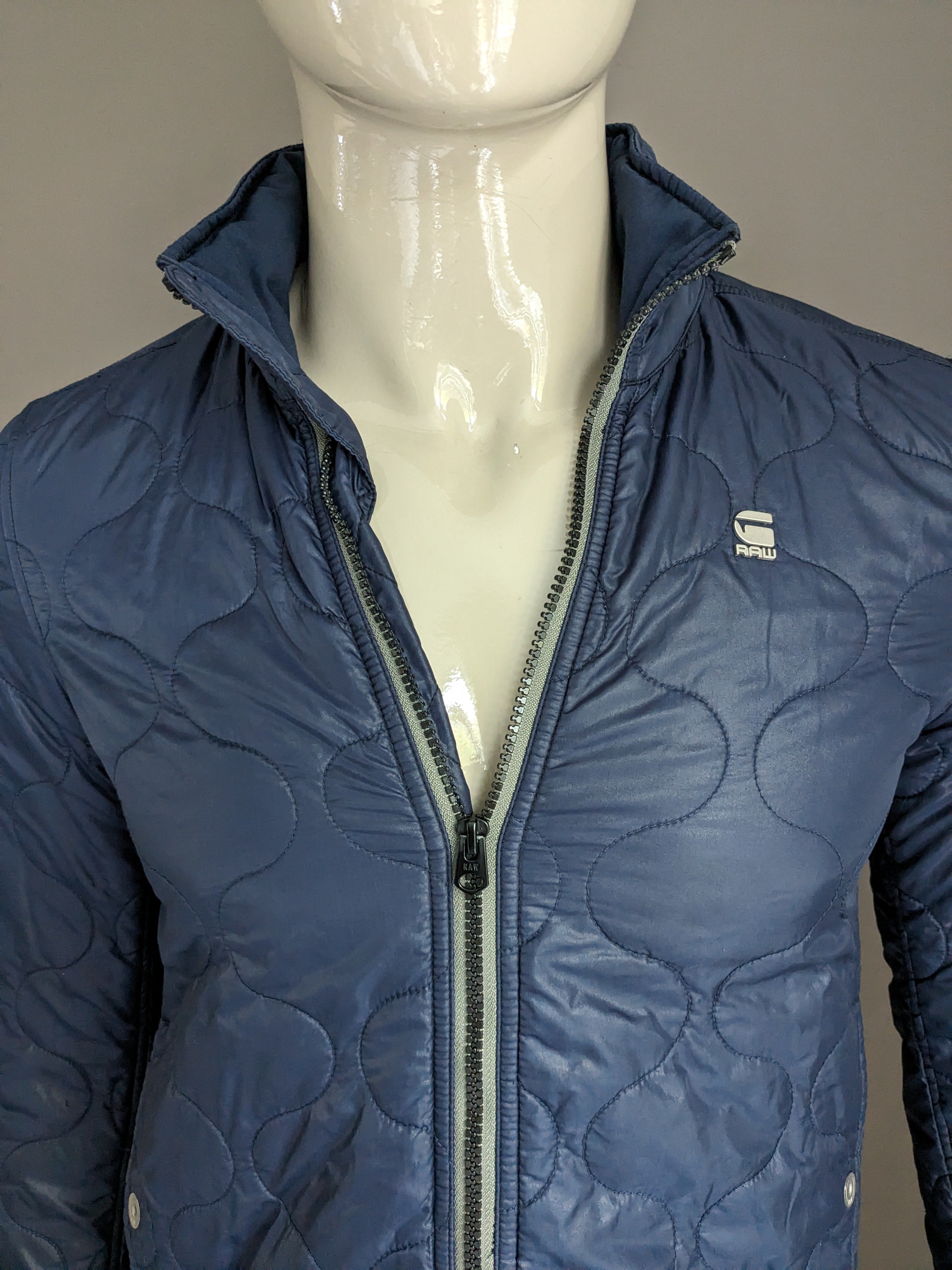 G Star raw light weight quilted jacket with hidden hood. Dark blue